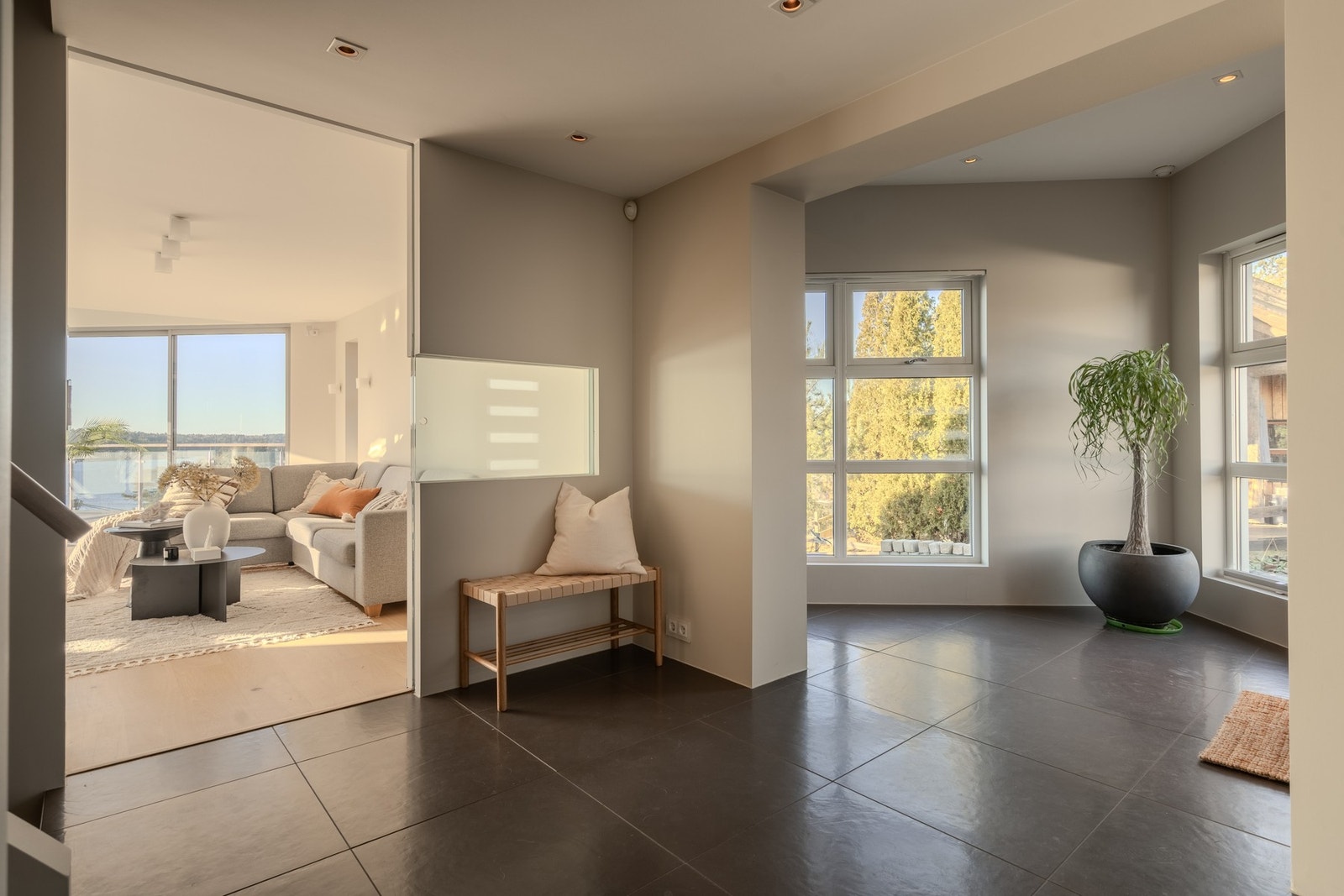 Flislagt entré og romslig hall. Med vinduer fra gulv til tak som sikrer deg utsikt mot Oslofjorden med en gang du lukker opp døren. Galleribilde