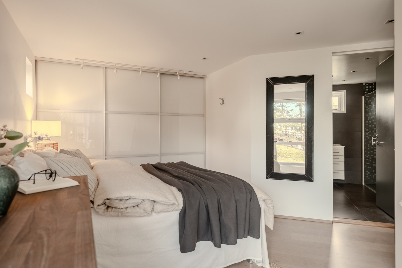 I tillegg er det skyvedørsgarderobe på begge sider av sengen. Galleribilde