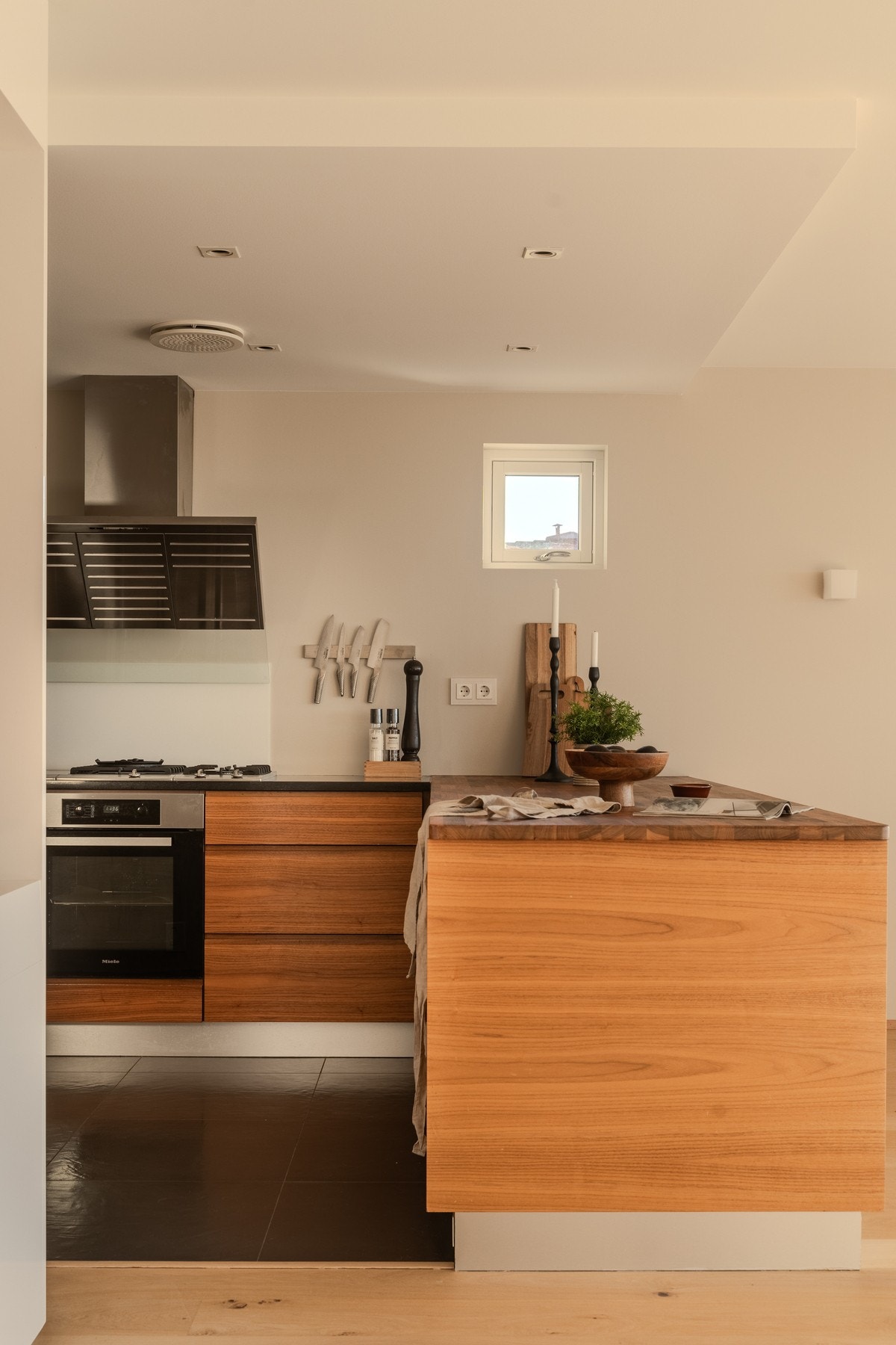 Integrerte hvitevarer og gassbluss for den ekstra kokkeglade. Galleribilde