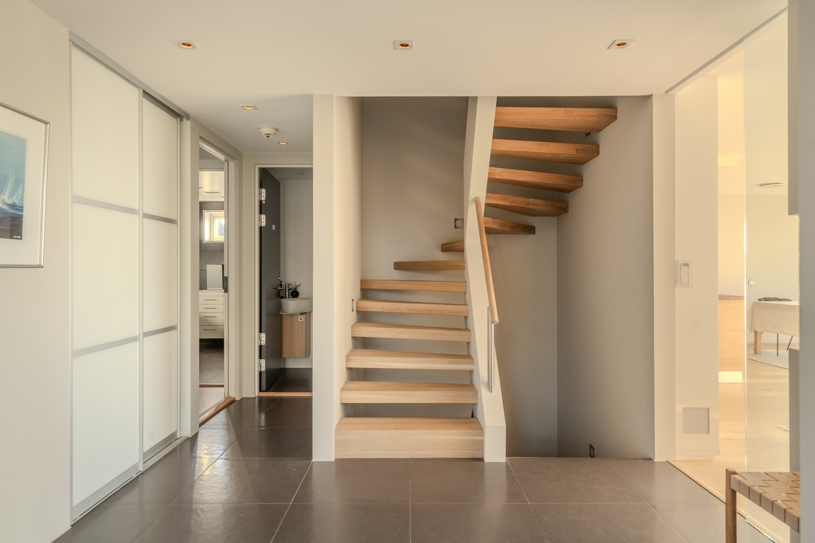 I tillegg er det godt med oppbevaring i skyvedørsgarderoben i hallen og i stort sett alle gulv er det vannbåren varme. Galleribilde