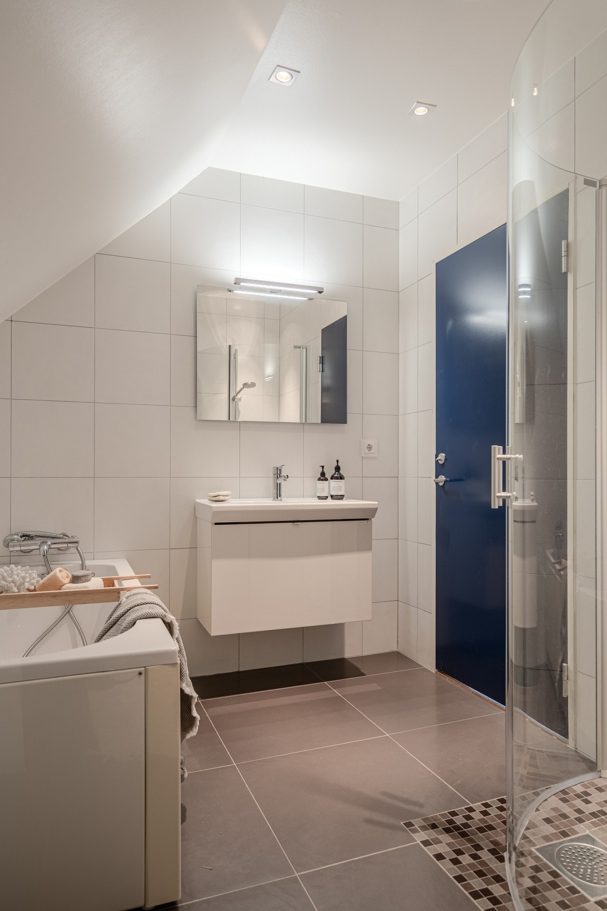 Pent og tidløst baderom i 2. etasje med badekar, dusjhjørne, toalett og skap til oppbevaring. Galleribilde