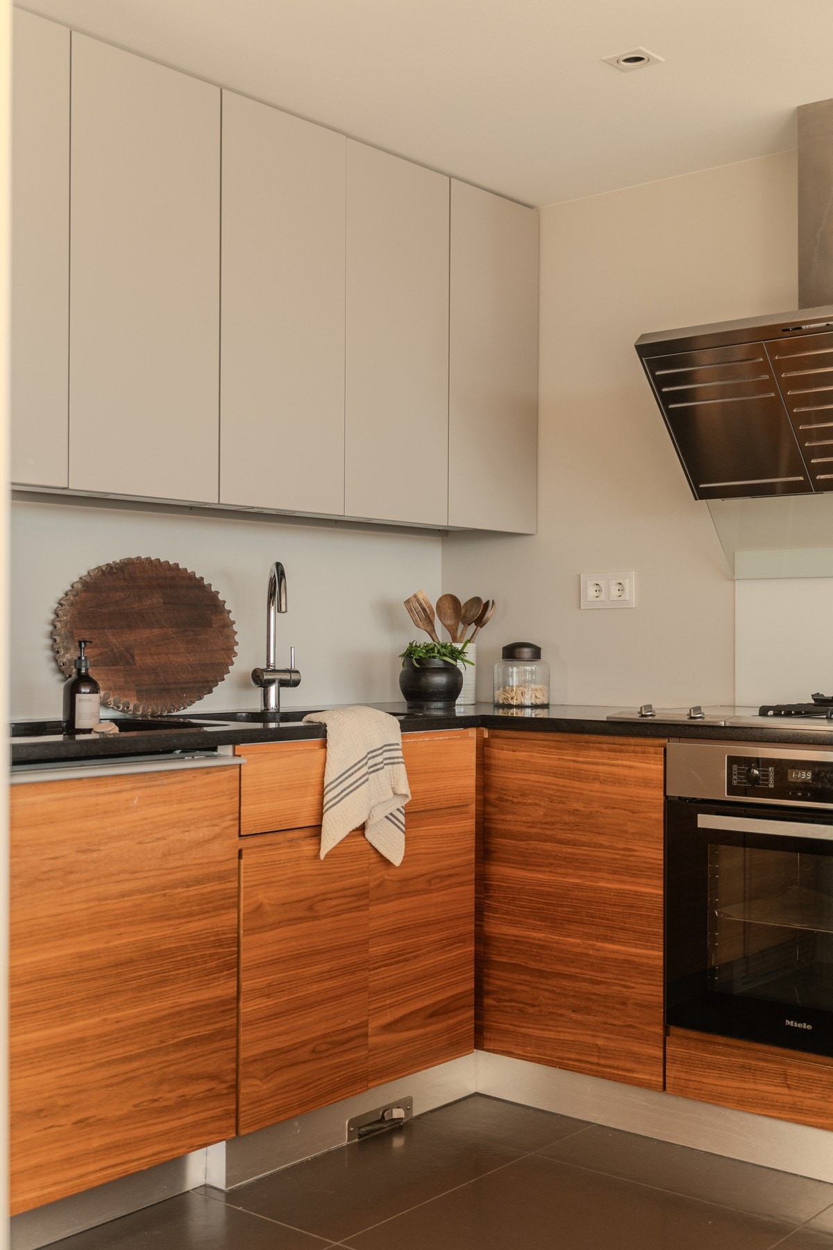 Kjøkkenet er tidløst og med masse skap og benkeplass. Galleribilde