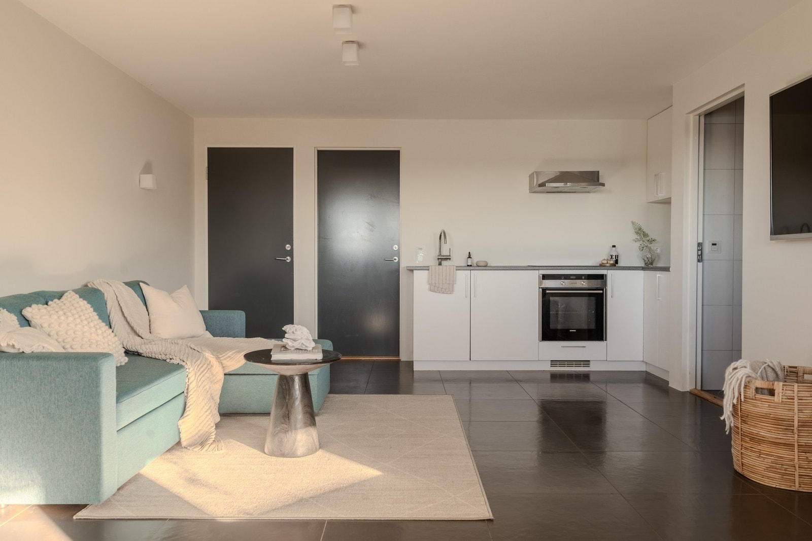 Romslig kjellerstue med kjøkken. Galleribilde