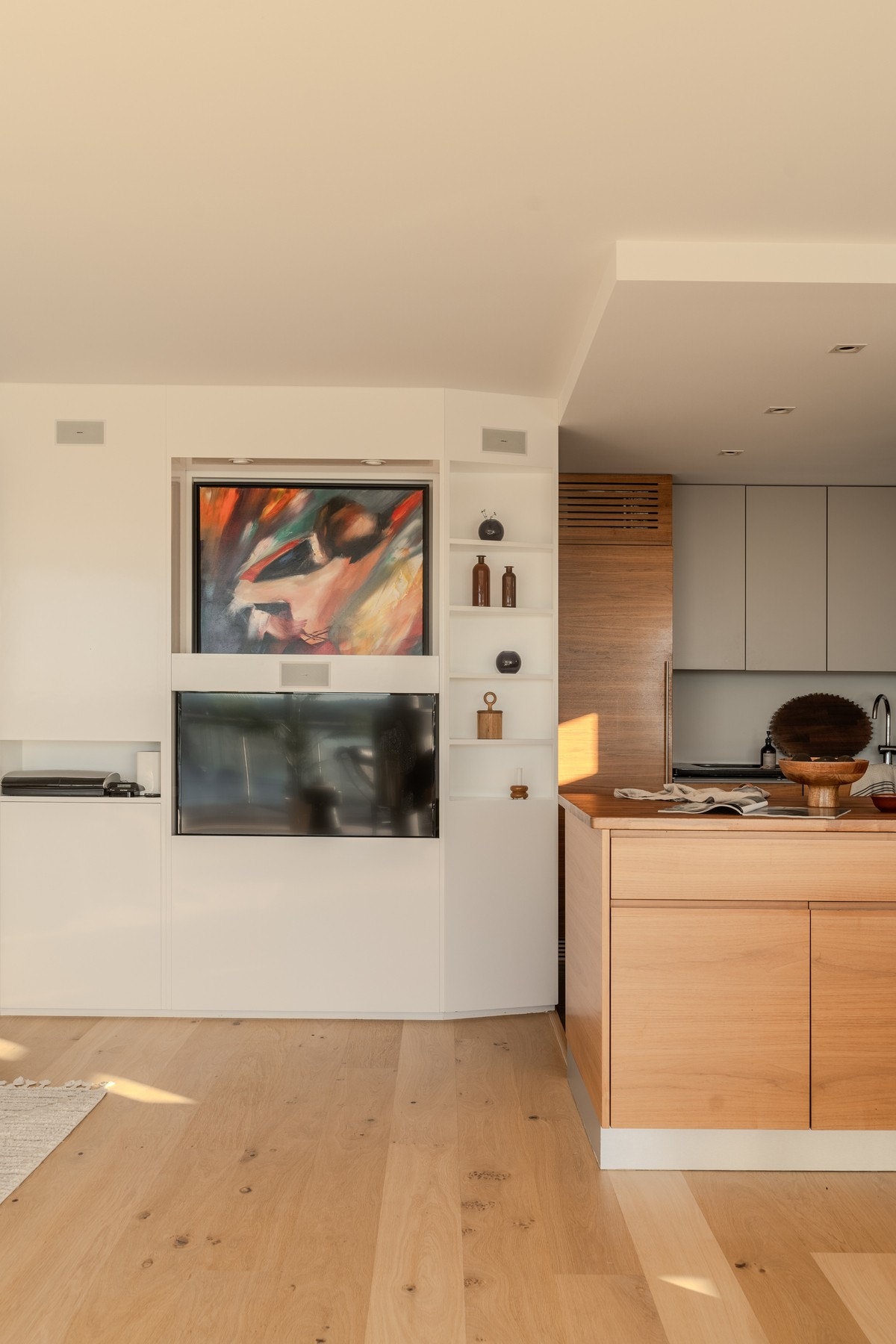 Nok en detalj ved denne boligen er denne praktiske veggen ved kjøkkenet med innebygd TV. Galleribilde