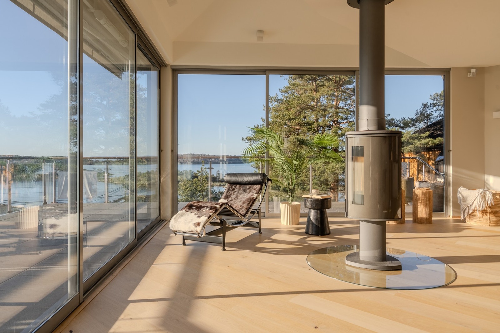 Den midtsentrerte peisen med glass på alle sider setter også stemningen på kveldstid. Galleribilde