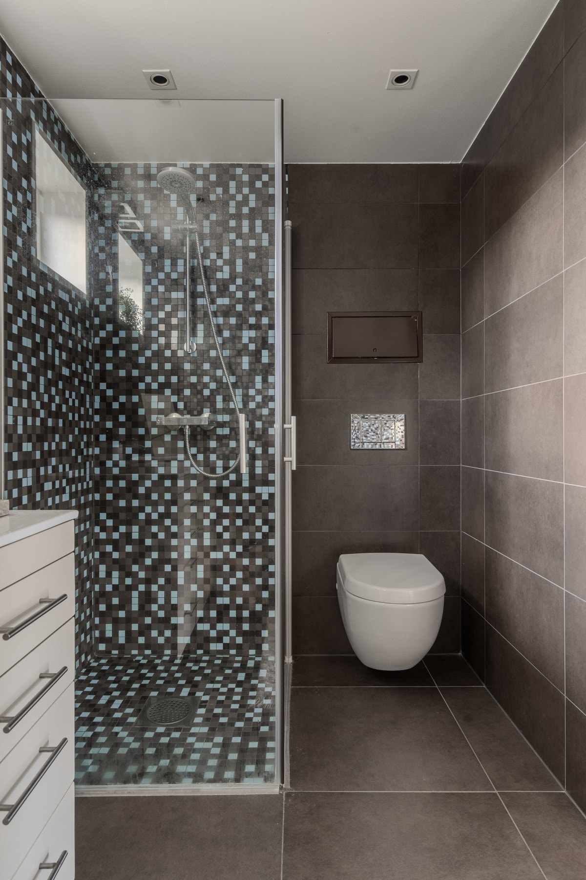 Tidløst og pent med dusjhjørne, vegghengt toalett og ... Galleribilde