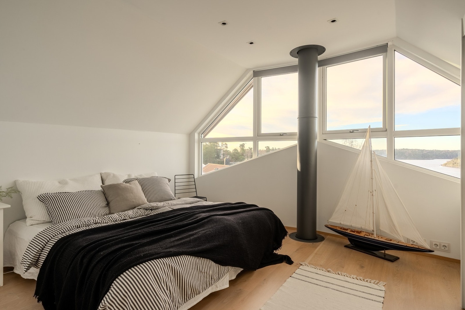 Stort soverom med fantastiske vinduer, god takhøyde og sjøutsikt. Galleribilde