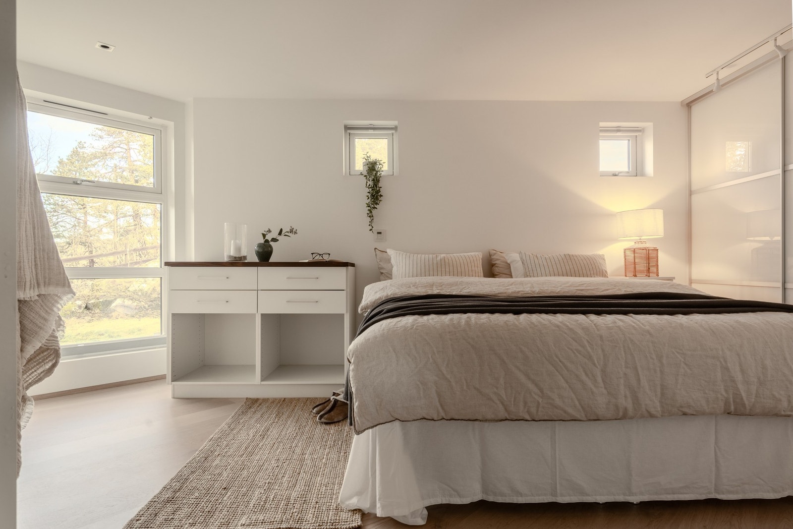 Lyst og romslig master bedroom i hovedetasjen med god plass til dobbeltseng og tilhørende møblement. Galleribilde