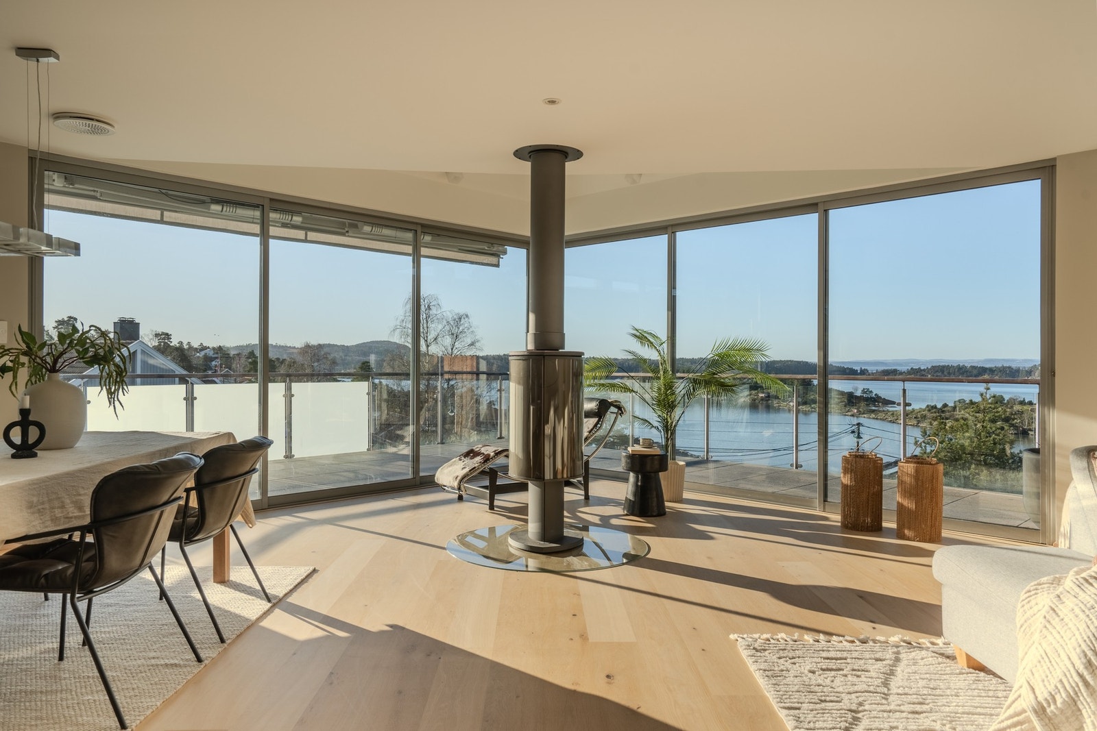 Det er vel lov å si at dette er hjertet av huset. Det blir fort her venner og familie samler seg for å dele alt fra små til store begivenheter. Galleribilde