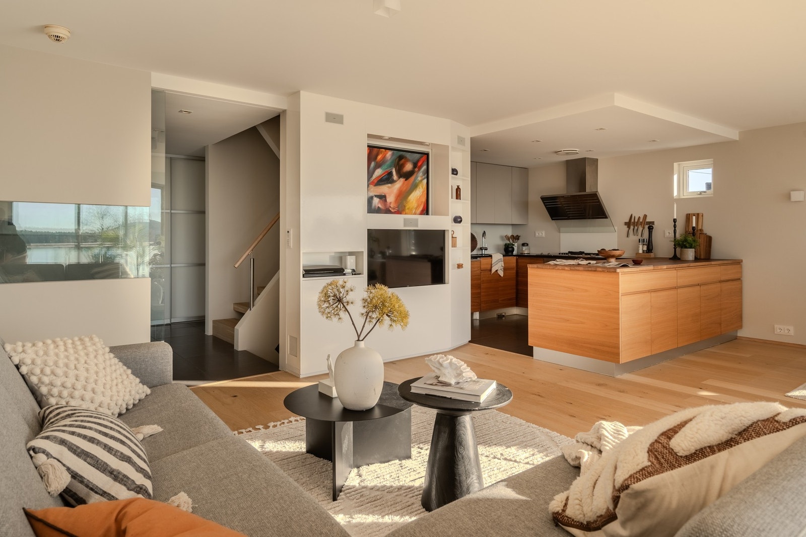 Kjøkkenet ligger i åpen løsning til stuen, men gir fortsatt følelsen av flere soner. Galleribilde