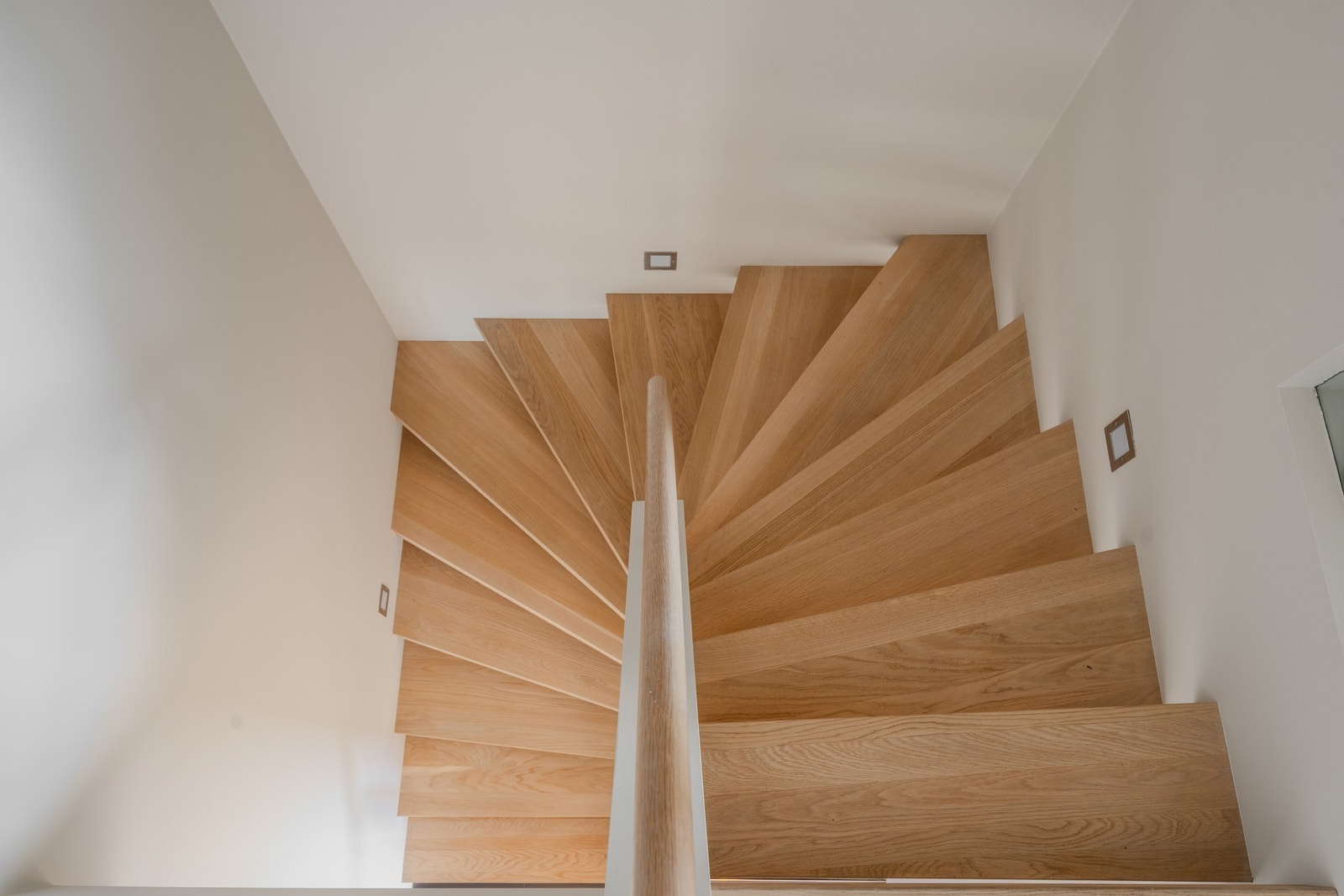 Etasjene i huset knyttes elegant sammen av denne flotte eiketrappen. Galleribilde