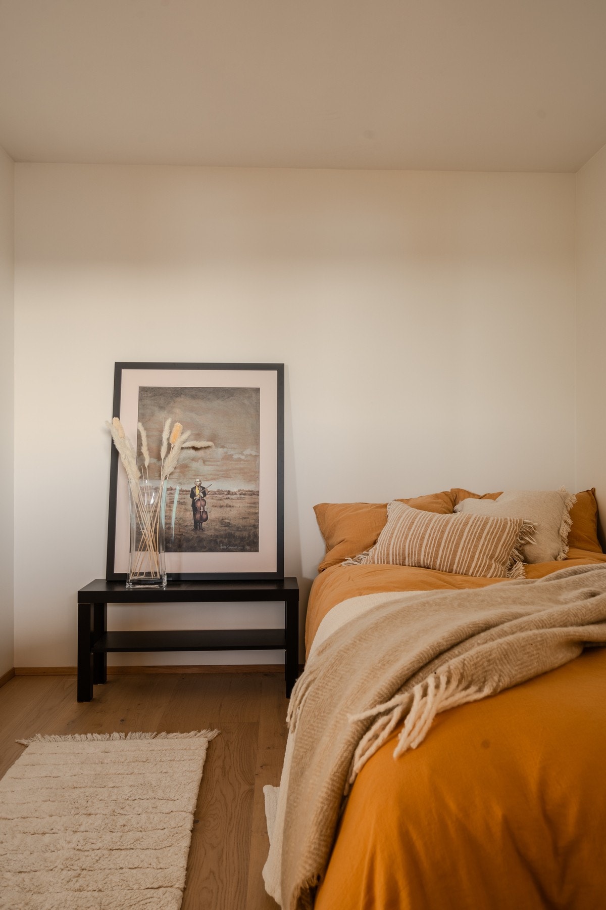 Soverom med plass til dobbeltseng og skap. Galleribilde