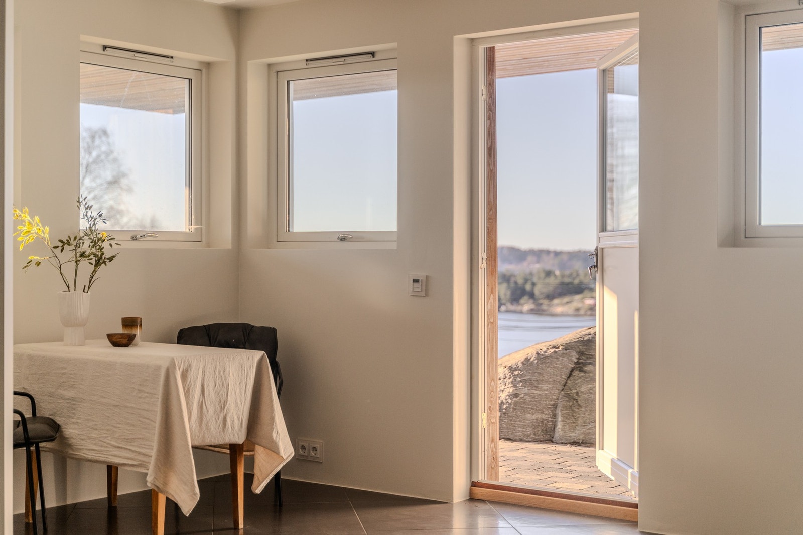 Deler av underetasjen (kjellerstue, bad, soverom) er godkjent til varig opphold og kan fritt leies ut som en del av egen bolig. Galleribilde