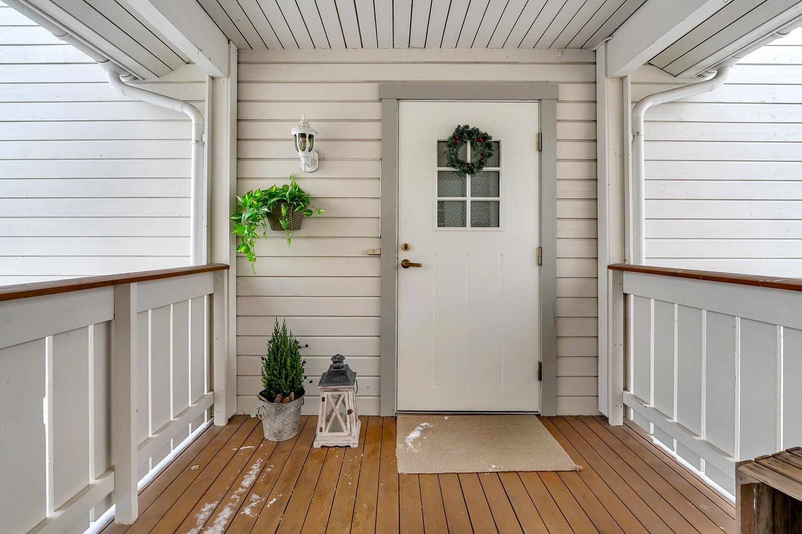 Overbygd inngangsparti i 2. etasje - Koselig velkomst! Galleribilde