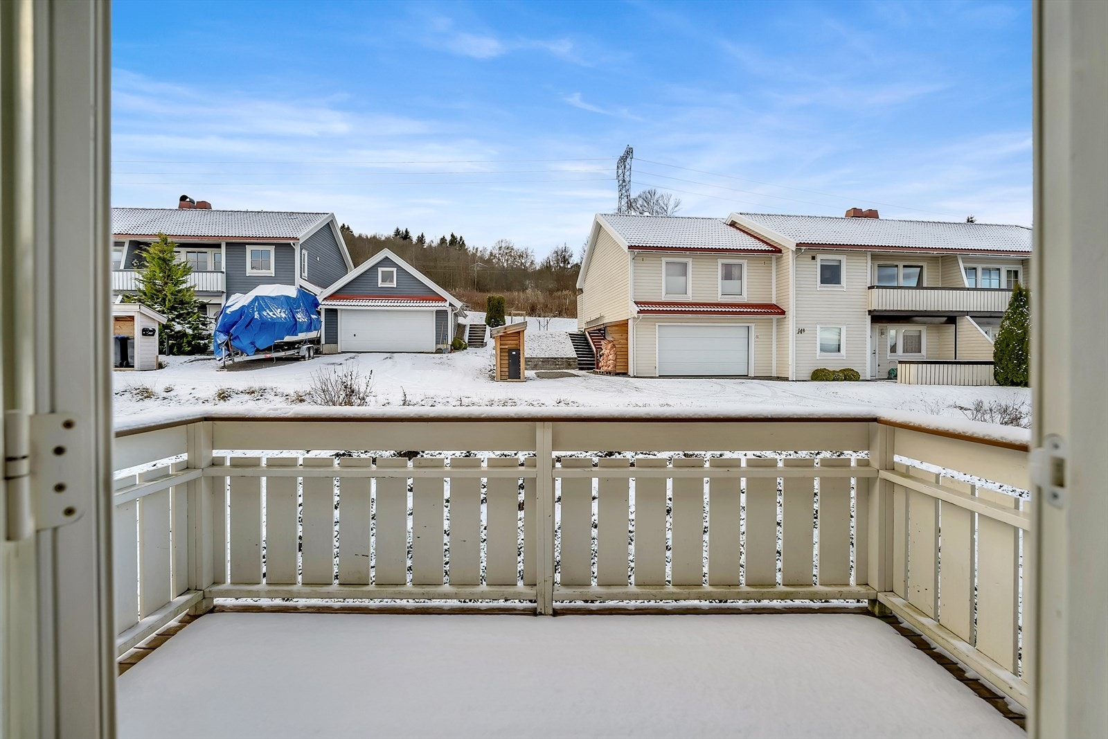 Balkongen er utstyrt med markise for skjerming fra vind og vær. Galleribilde