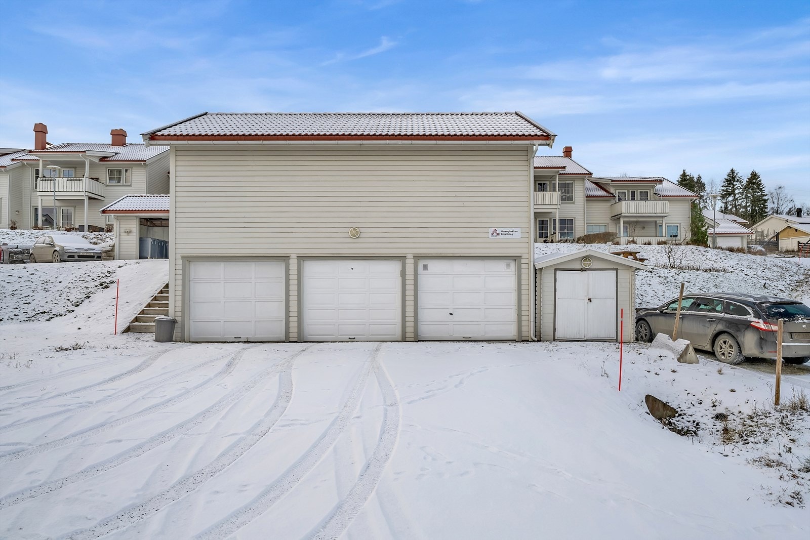 Leiligheten disponerer også egen garasjeplass, egen gjesteparkering og mulighet til biloppstilling. Galleribilde