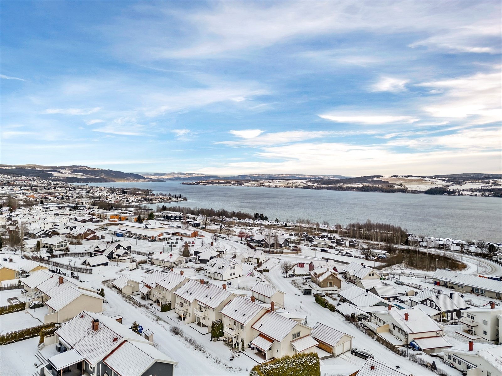 Oversiktsbilde mot Mjøsa. Galleribilde