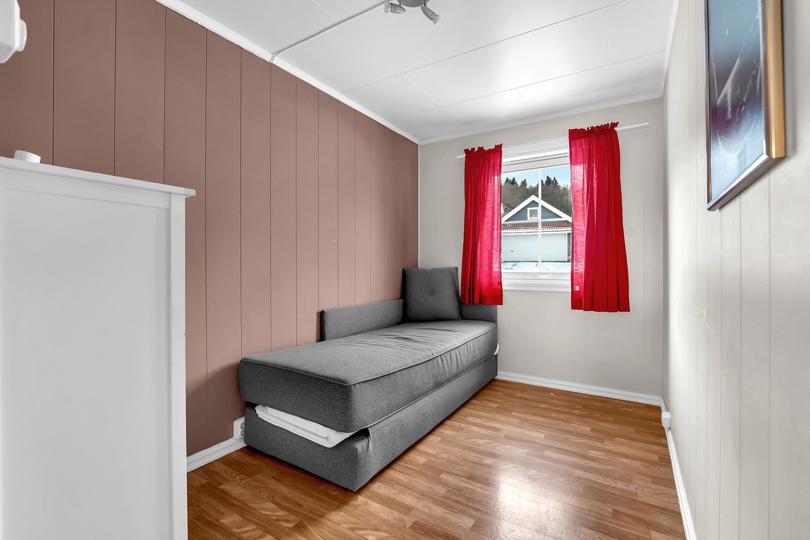 Soverom 2 - Hjemmekontor, barnerom eller gjesterom? Her innreder du enkelt etter egne behov. Galleribilde