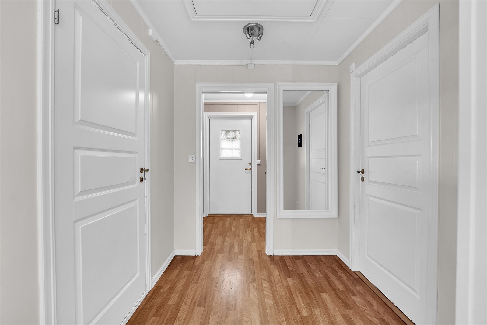 Velkommen inn - Romslig entre med garderobe og direkte tilgang på boden, Galleribilde