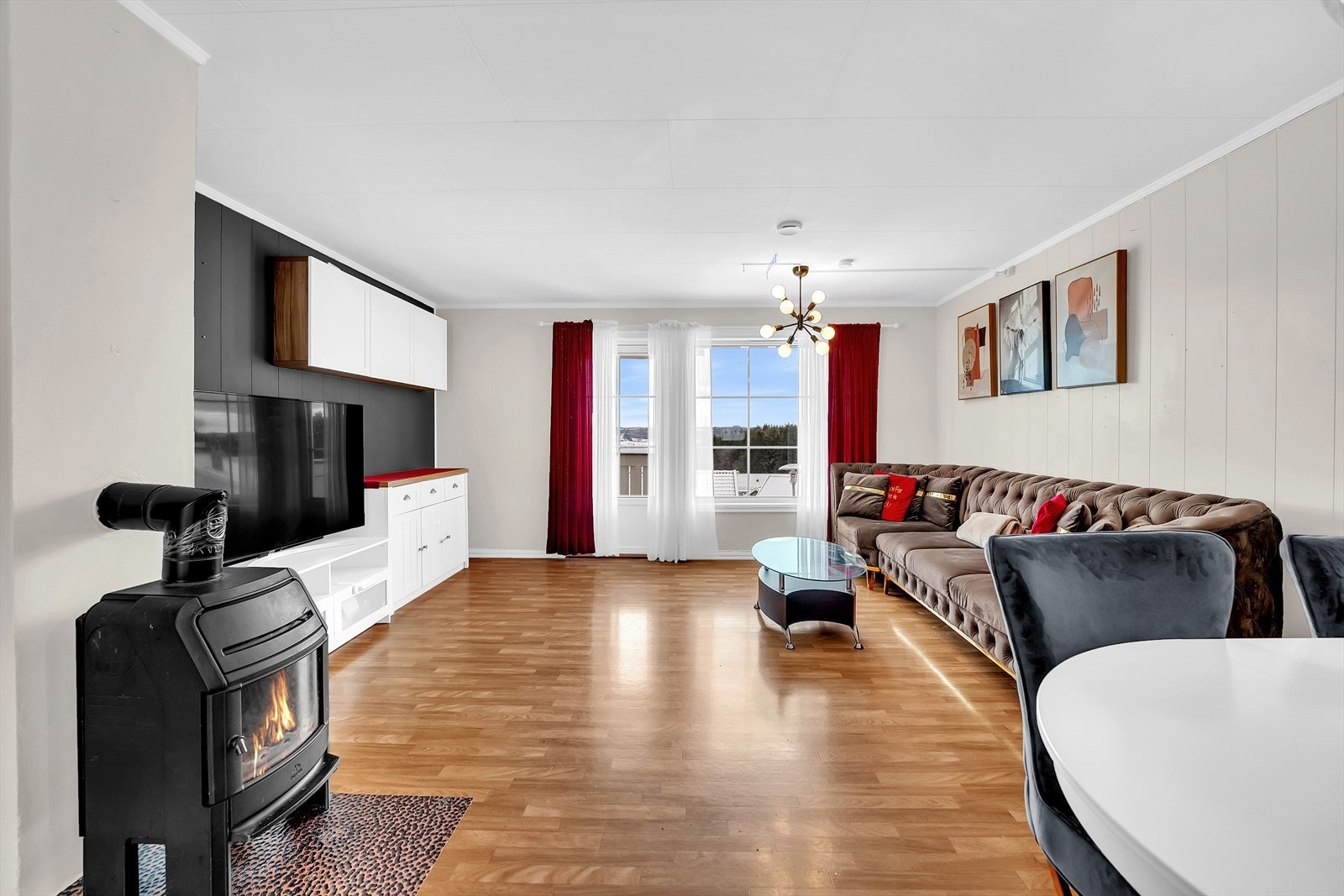 En 3-roms leilighet i attraktivt borettslag med god planløsning, store rom og to balkonger. Galleribilde