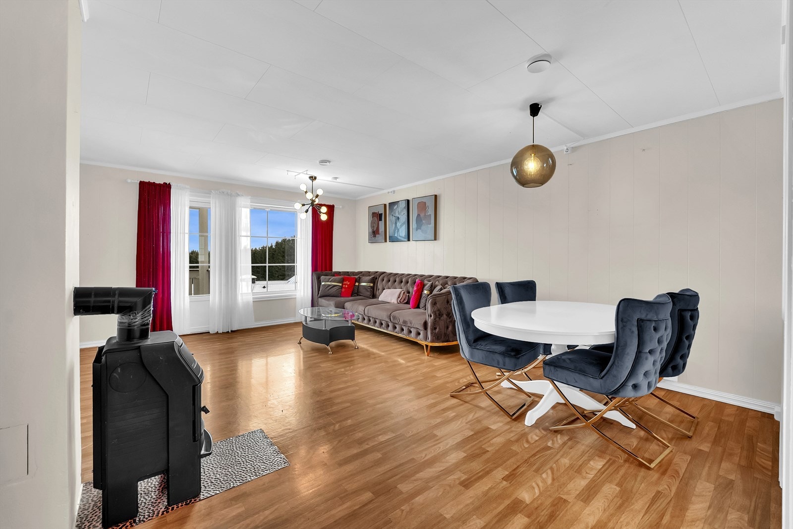 Stuen deles naturlig i ulike soner med sofaområde og spisestue - Peisovn for effektiv oppvarming. Galleribilde