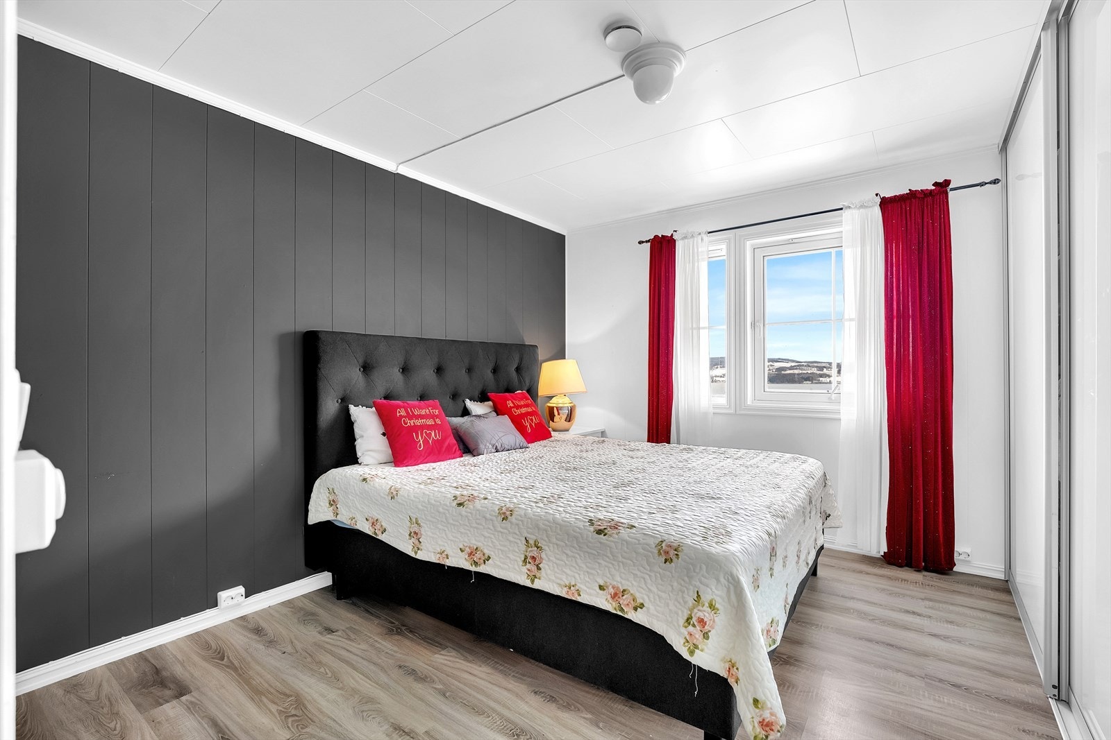 Stort hovedsoverom med god plass til dobbeltseng og tilhørende møblement - Utstyrt med stor skyvedørsgarderobe. Galleribilde