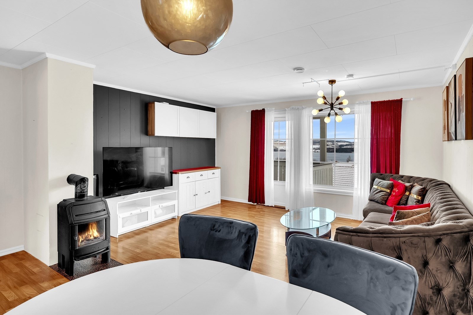 Gode vindusflater og overbygd balkong mot Mjøsa. Galleribilde