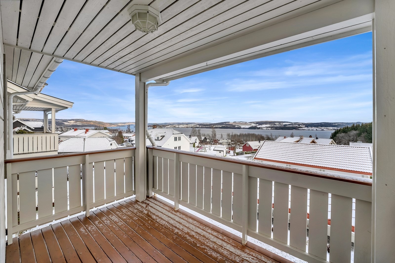 Overbygd balkong med god plass til møblering - Legg merke til utsikten! Galleribilde
