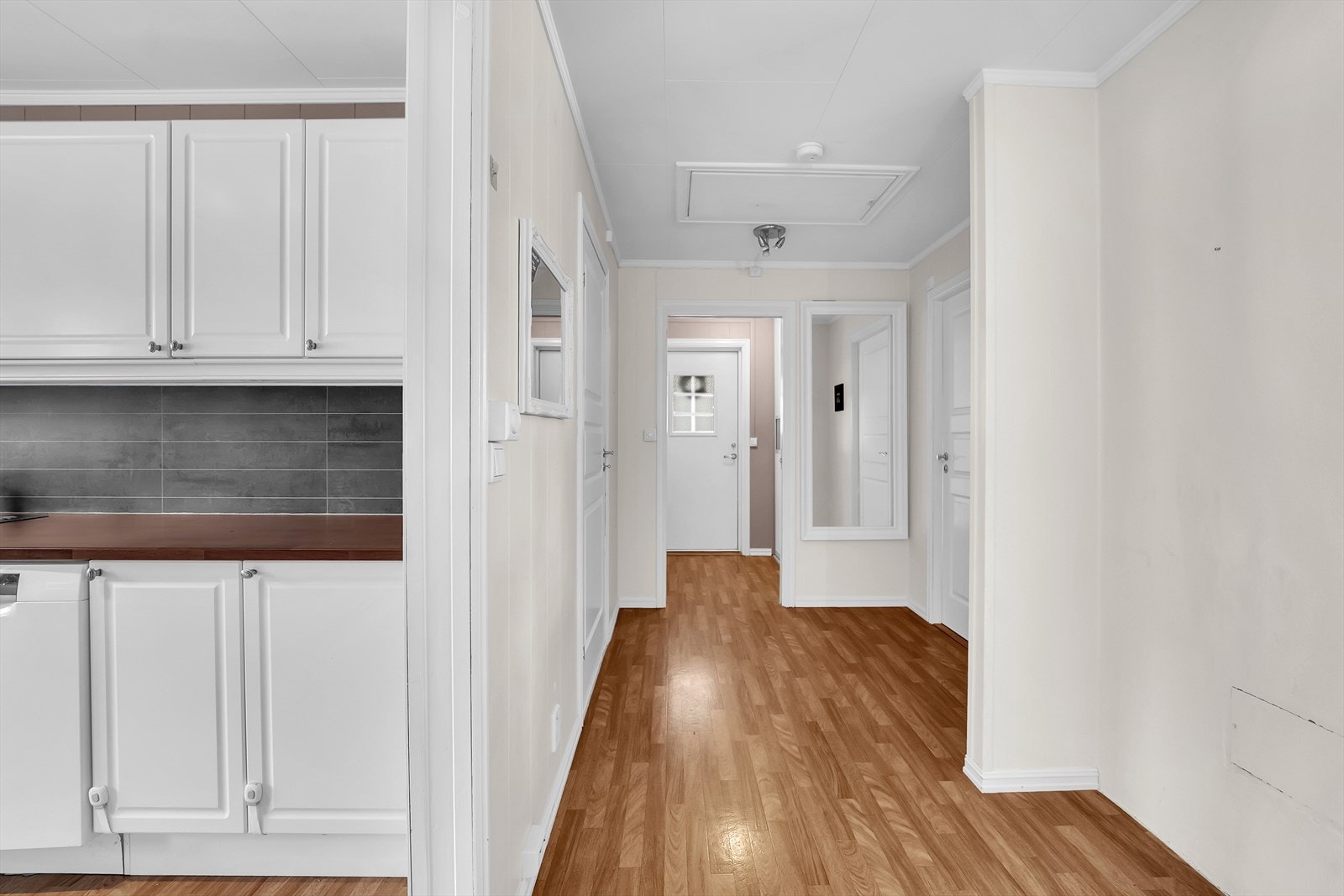 Gjennomgående lyst og innbydende med praktiske løsninger. Galleribilde