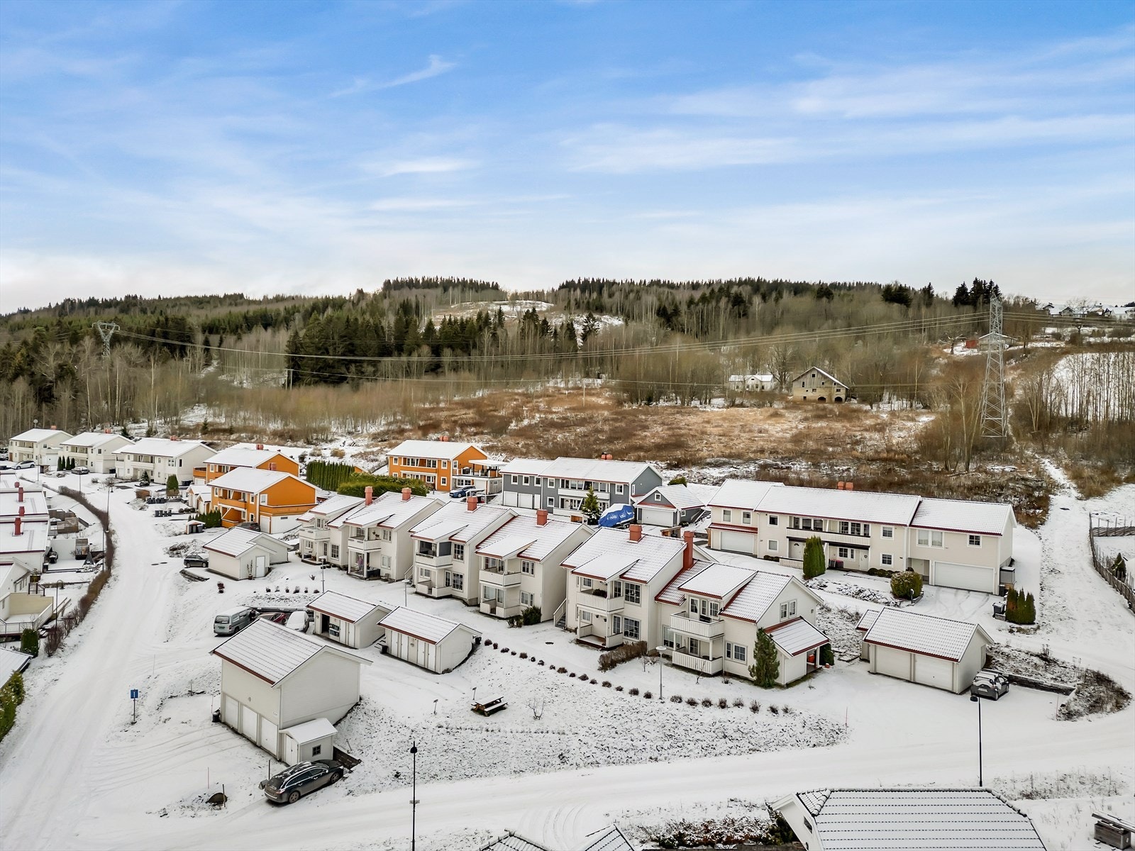 Leiligheten disponerer garasjeplass i nedre rekke, egen gjesteparkering og tilgang på flotte fellesområder. Galleribilde