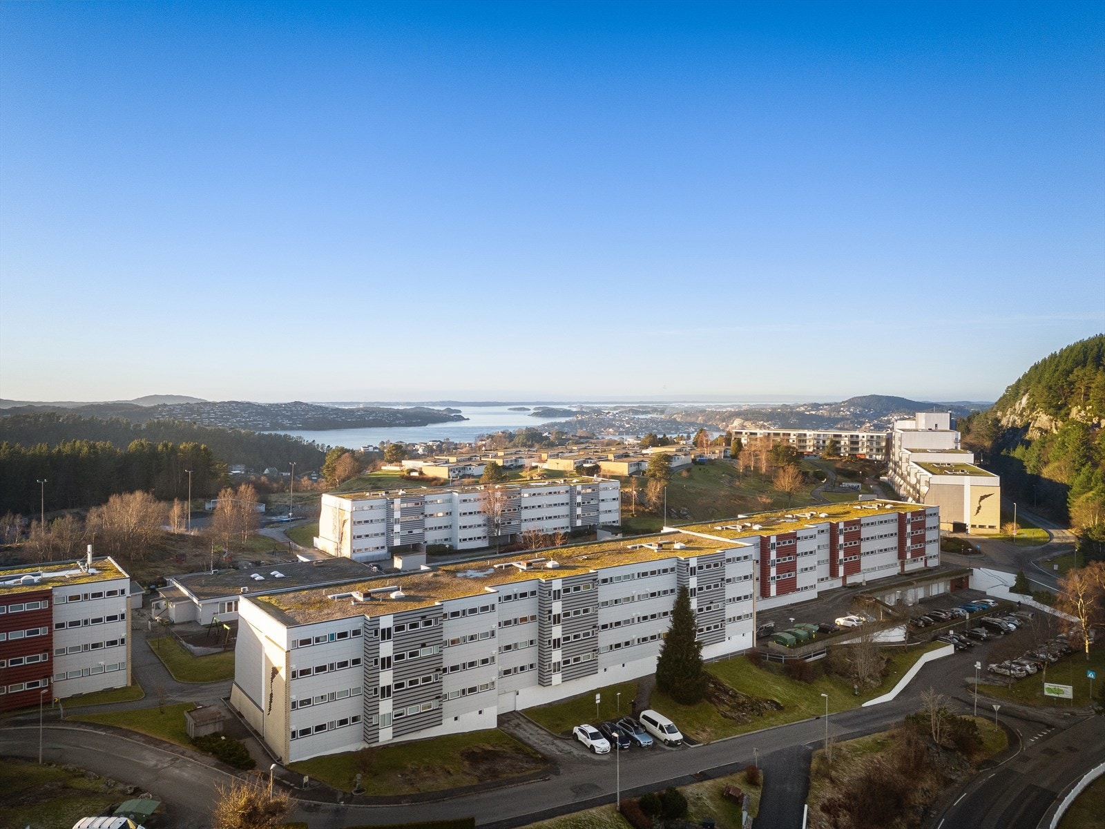 Nærhet til flere turstier opp til Lyderhorn som kan by en fantastisk utsikt over store deler av Bergen og omegn. Galleribilde