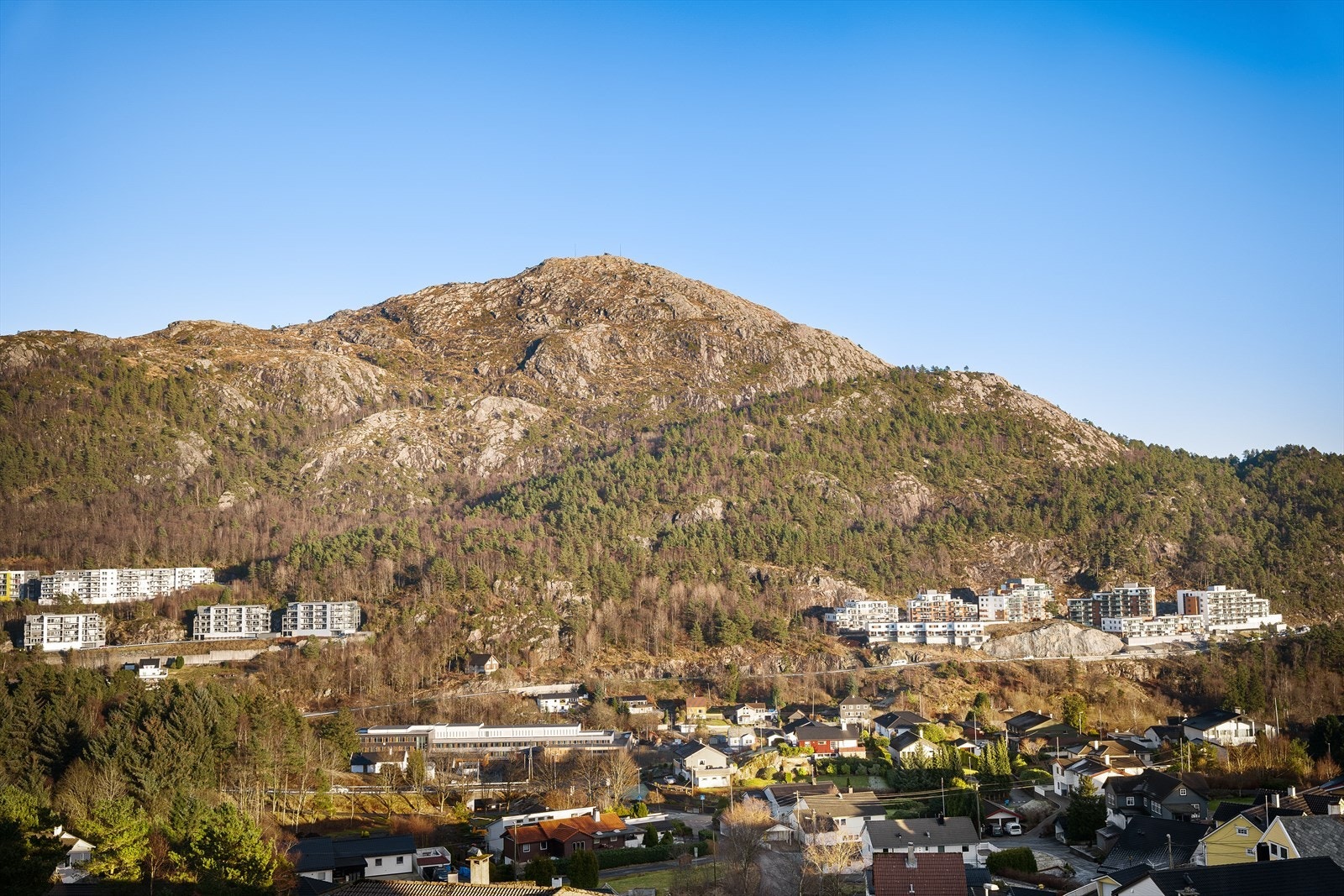 Leilighet byr på fantastisk utsikt fra både stue- og soveromsvinduene Galleribilde