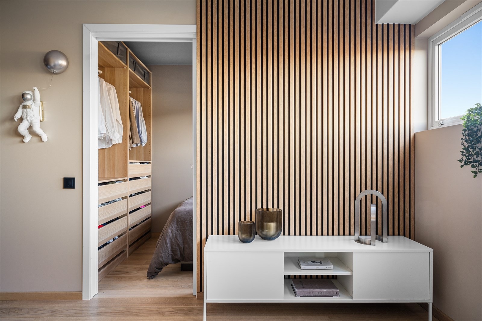 Tilkomst til soverommet fra stuen. Galleribilde