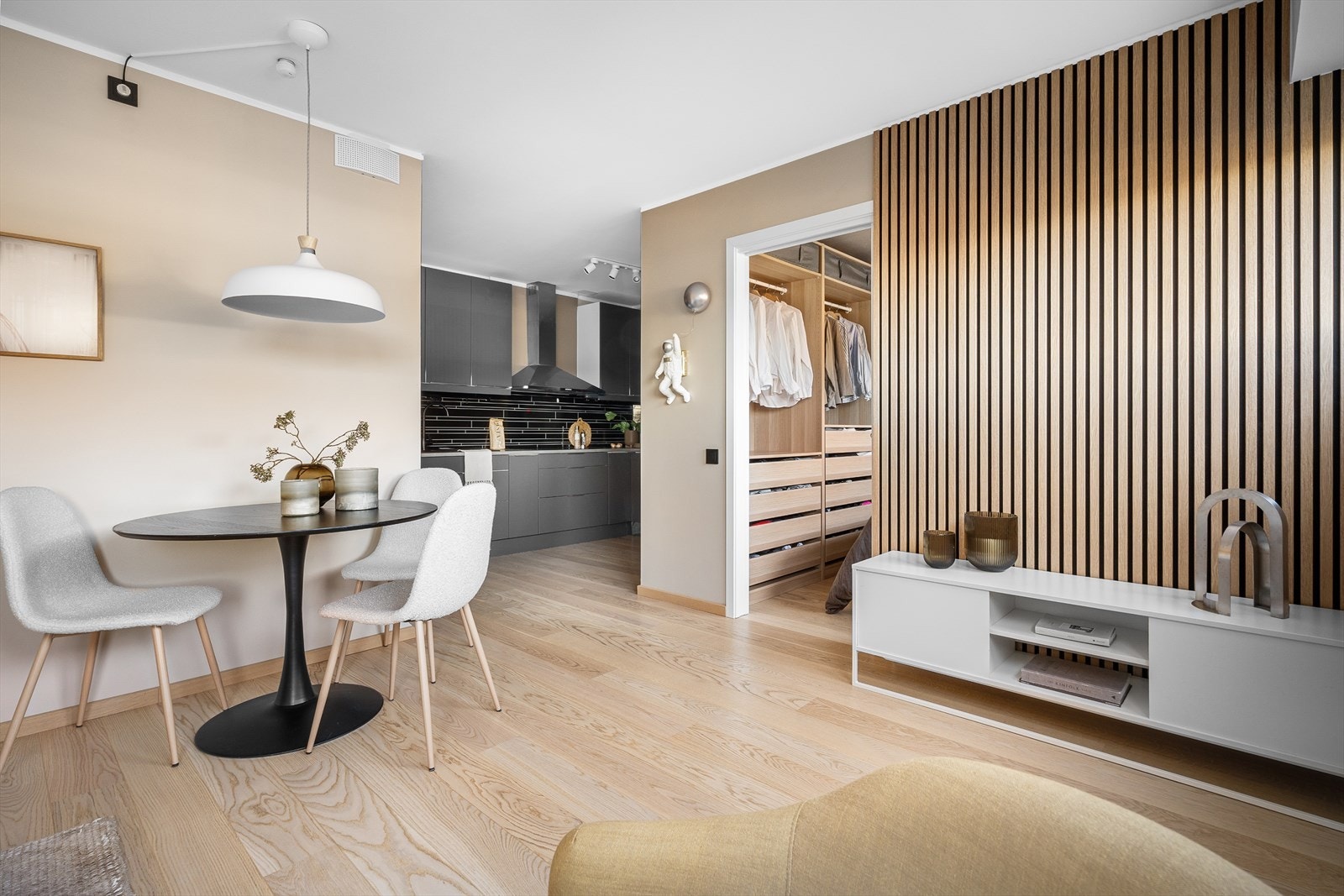 Nydelige detaljer med spilevegg på TV-veggen. Galleribilde