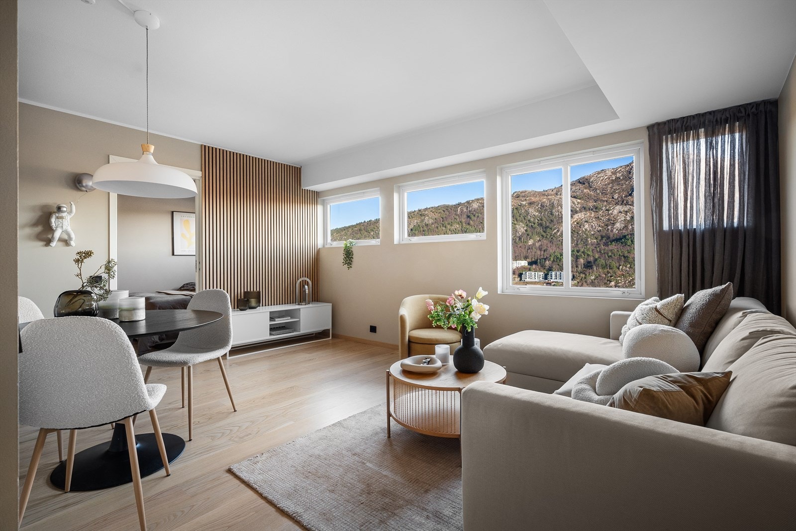 Velkommen til Brønndalsåsen 13 - presentert av Nicolas dos Santos v/Eiendomsmegler Vest. Galleribilde