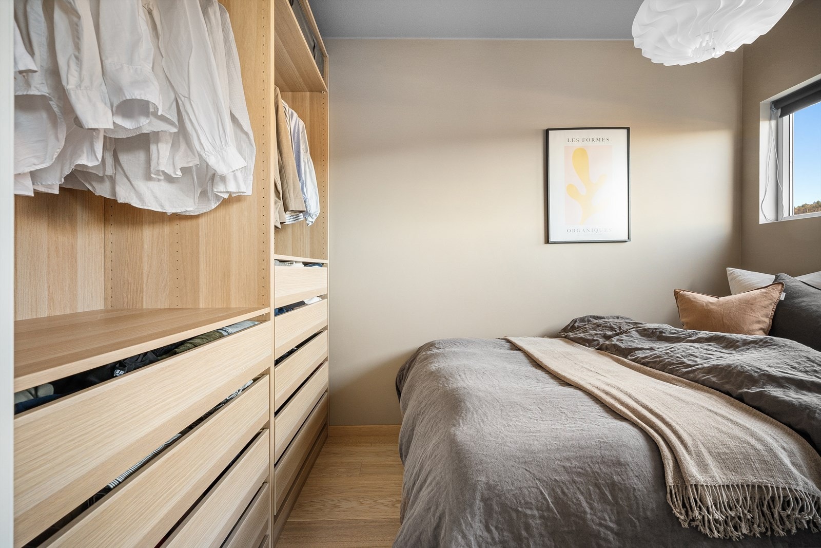 Soverommet måler 6,6 kvm og er rikelig utstyrt med god garderobeløsning. Galleribilde