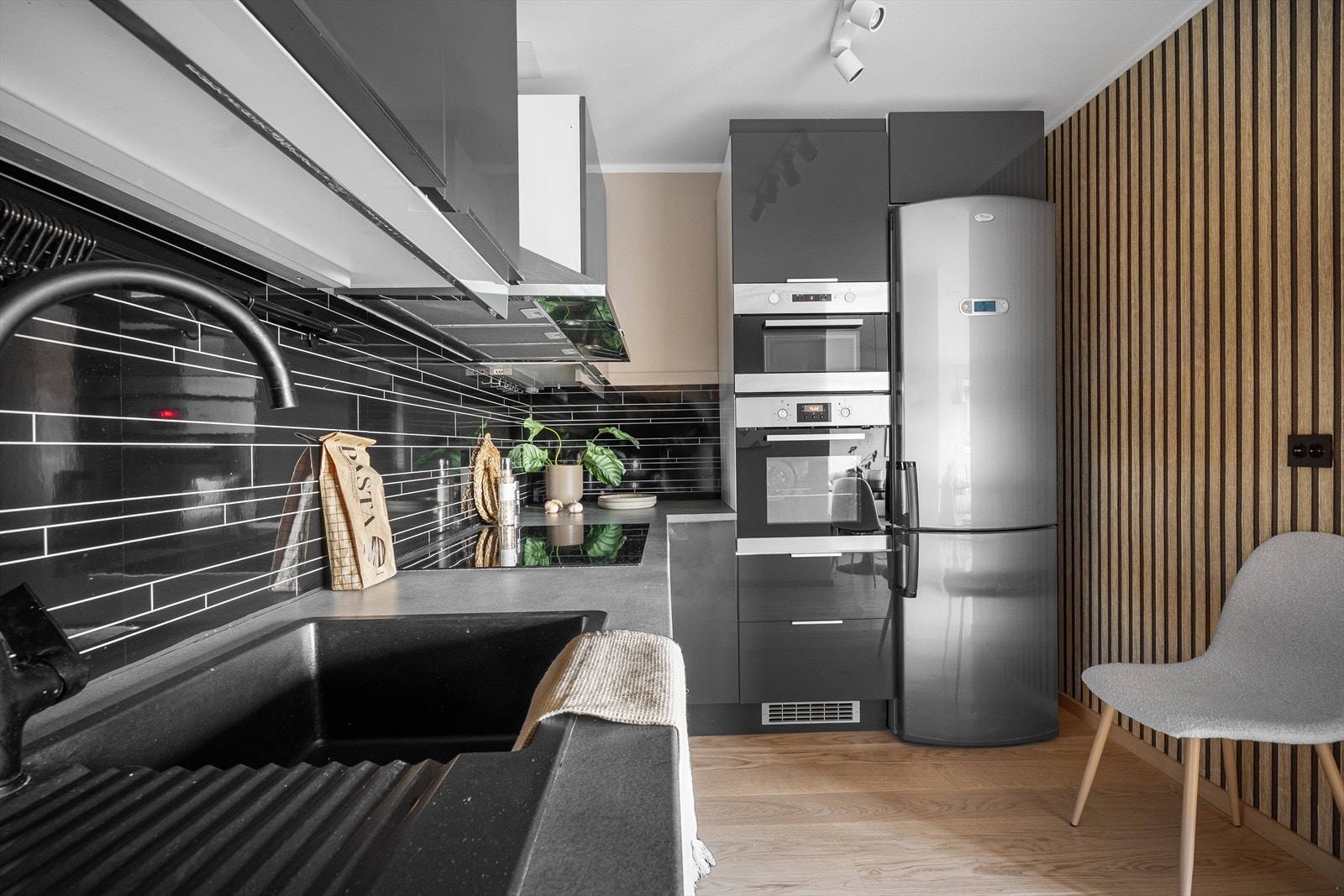 Det er også spilevegg på kjøkkenet. Galleribilde