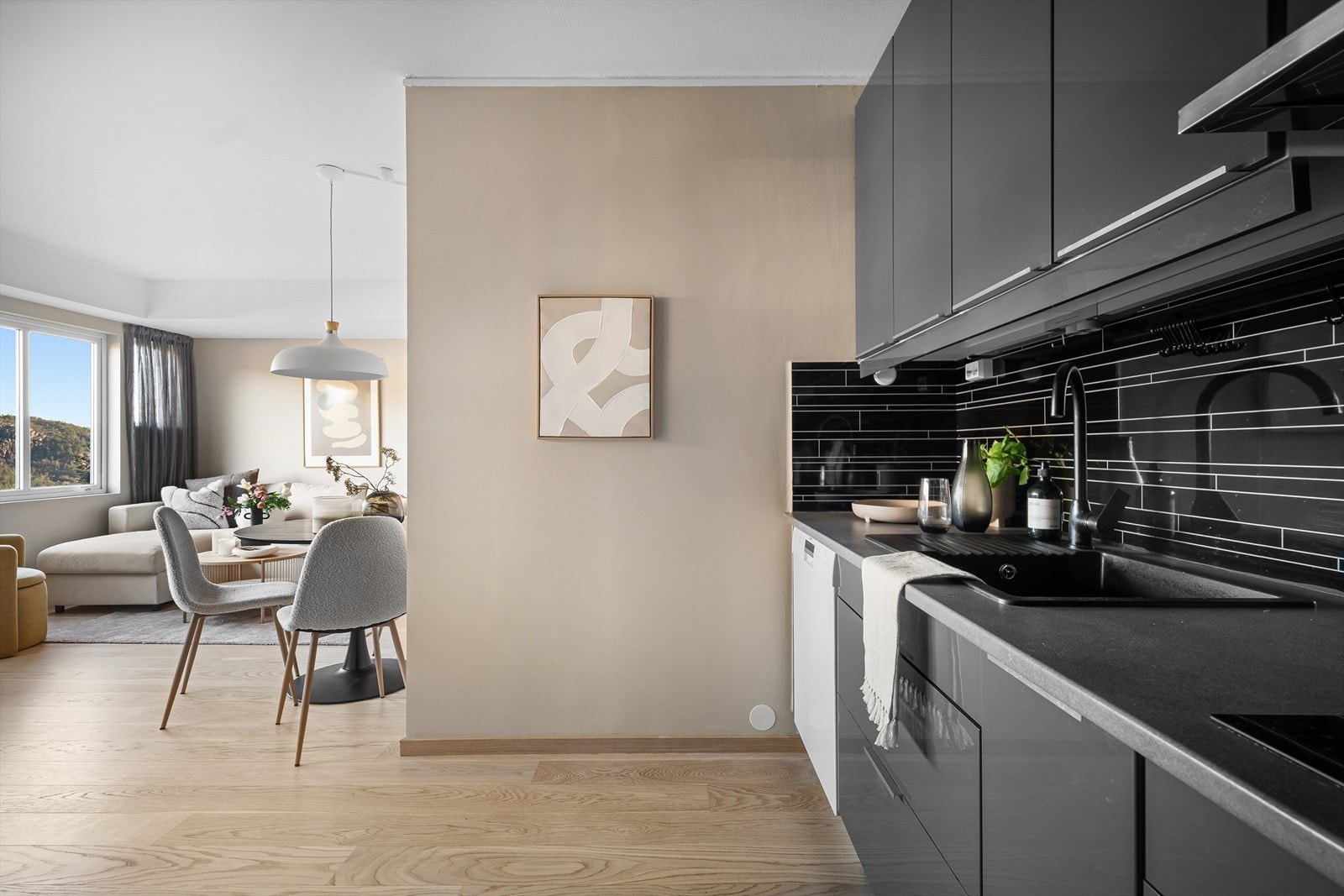 Delvis åpen stue- og kjøkkenløsning Galleribilde