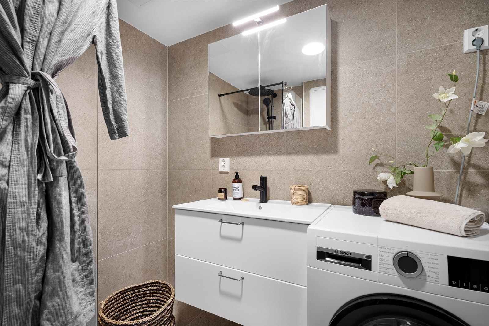 Her er det gjort gode tilvalg med 60x60 fliser i fine farger. Galleribilde