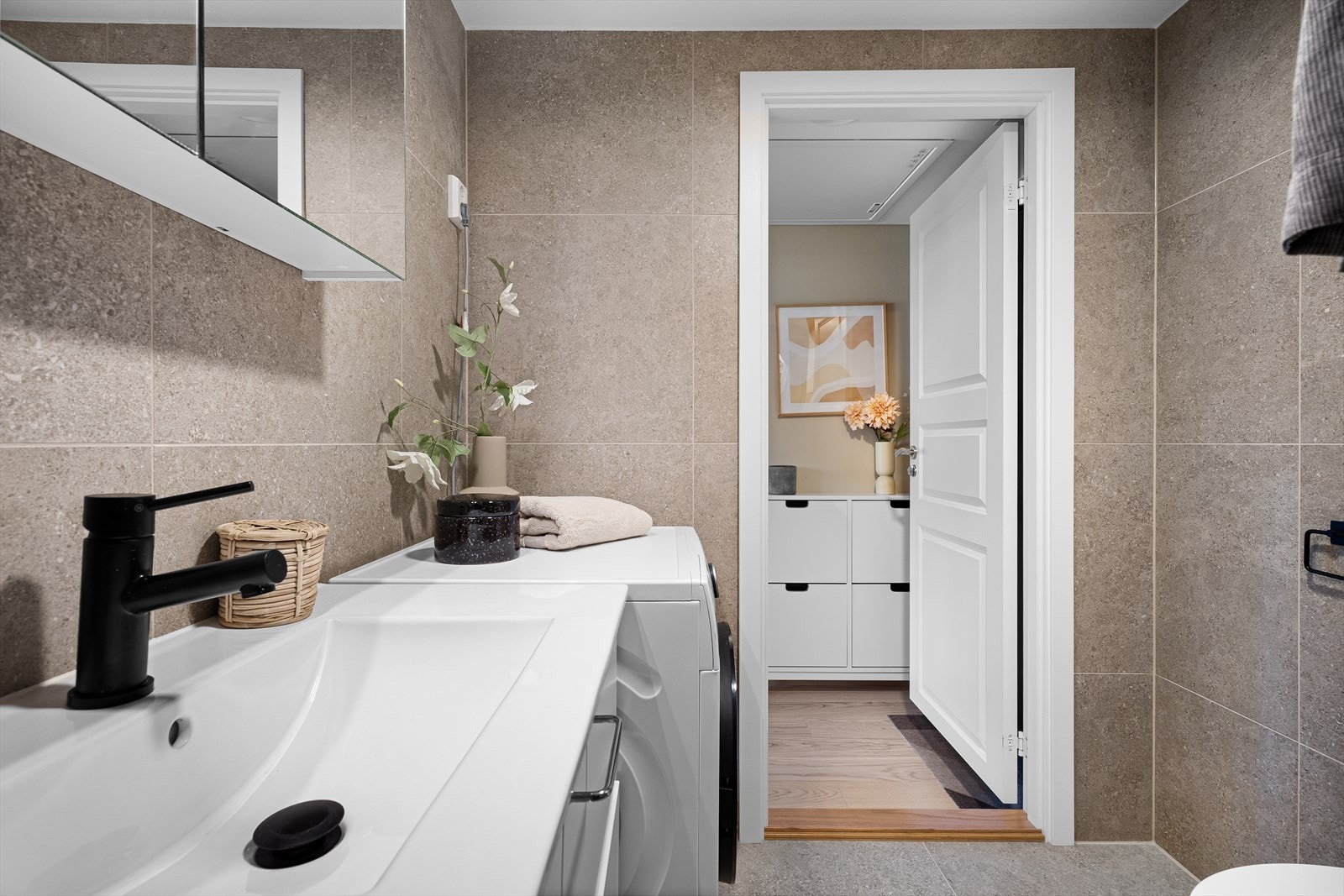 På badet er det også opplegg for vaskemaskin og tørketrommel. Galleribilde