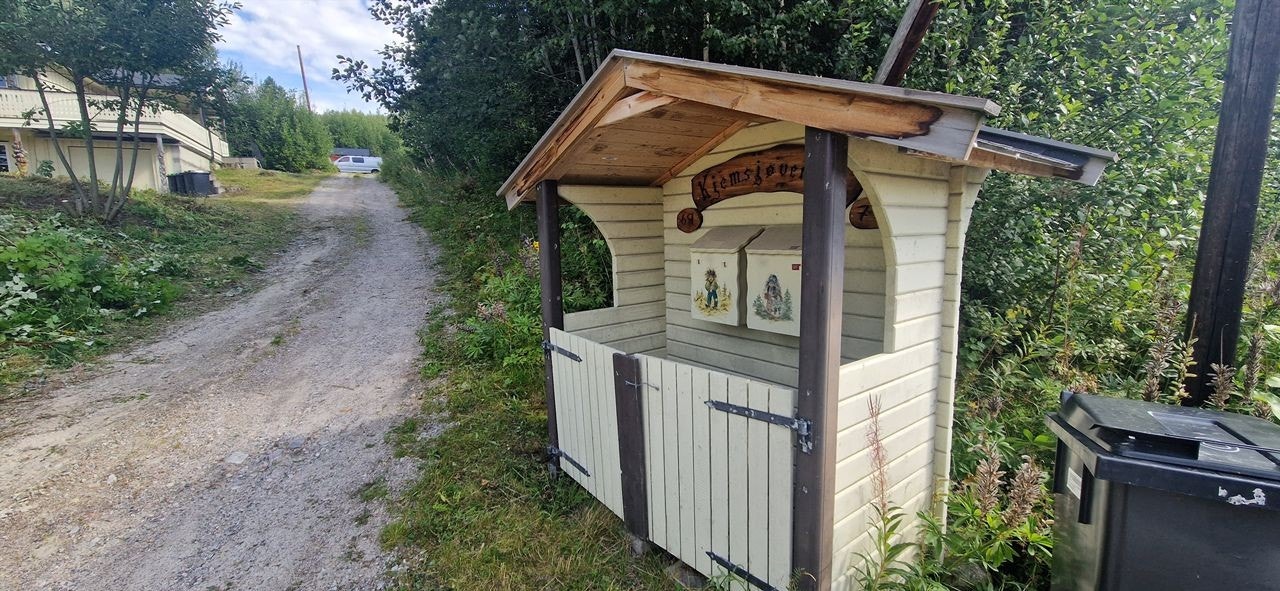 Innkjøring til eiendommen. Galleribilde