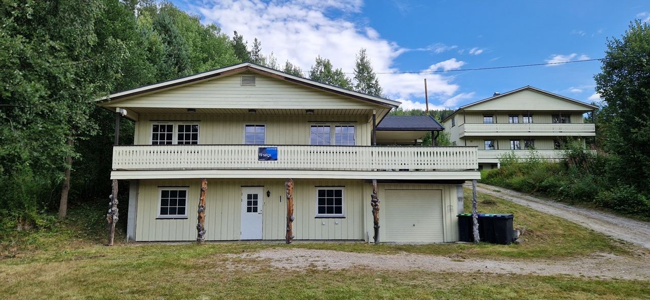 Fasade. Parkering i sokkeletasje. Galleribilde