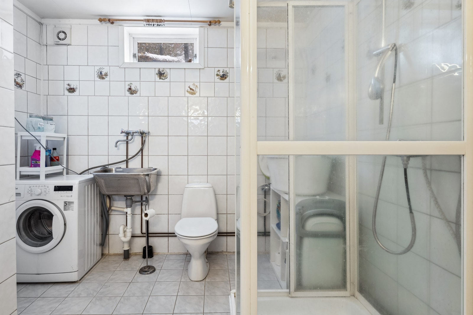 Eldre flislagt baderom med varmekabler i gulv. Badet har behov for oppgradering . Galleribilde