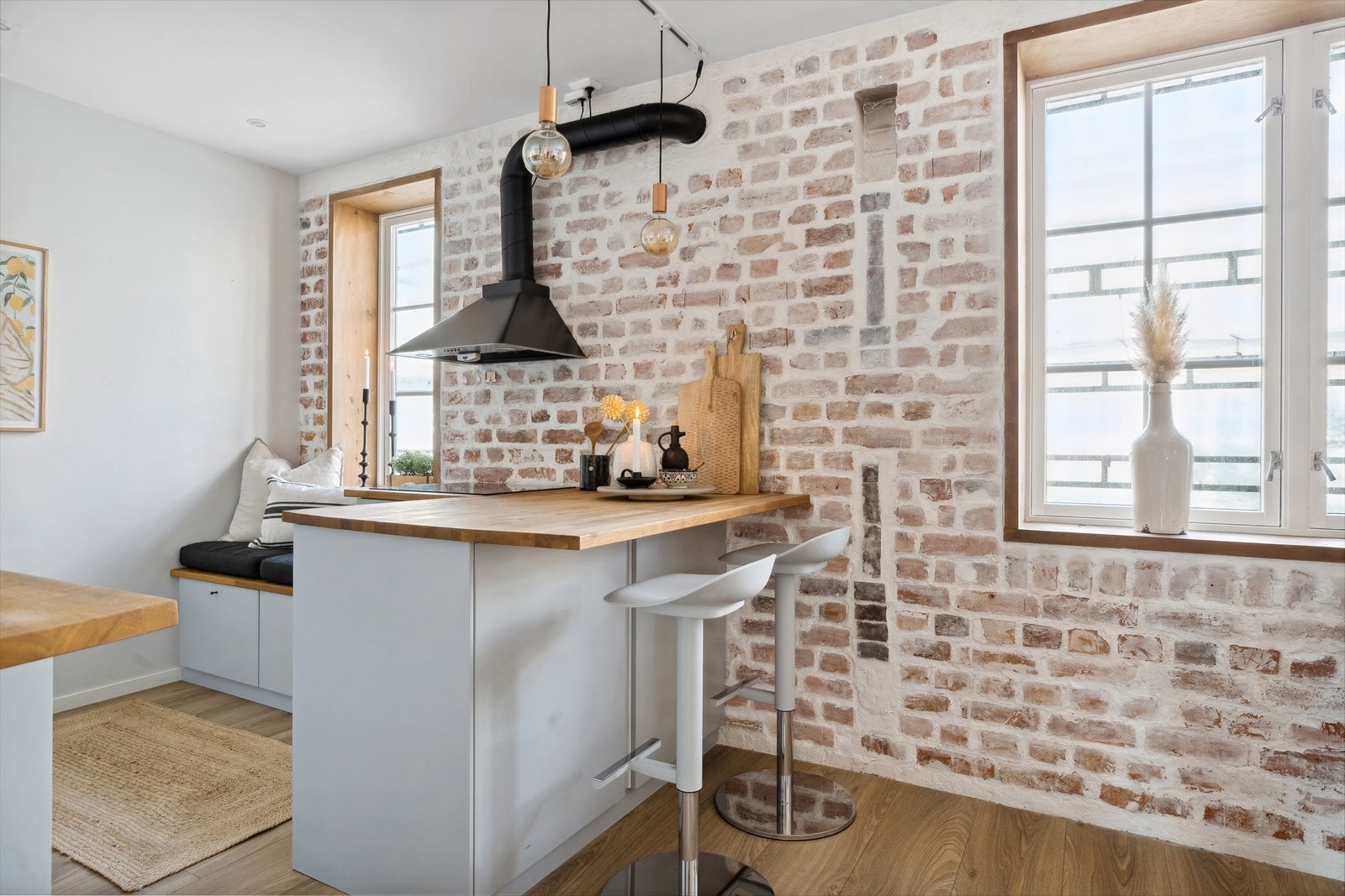 Teglsteinsveggen er inspirert av klassisk New York byggeskikk, og setter et unikt preg på leiligheten. Galleribilde