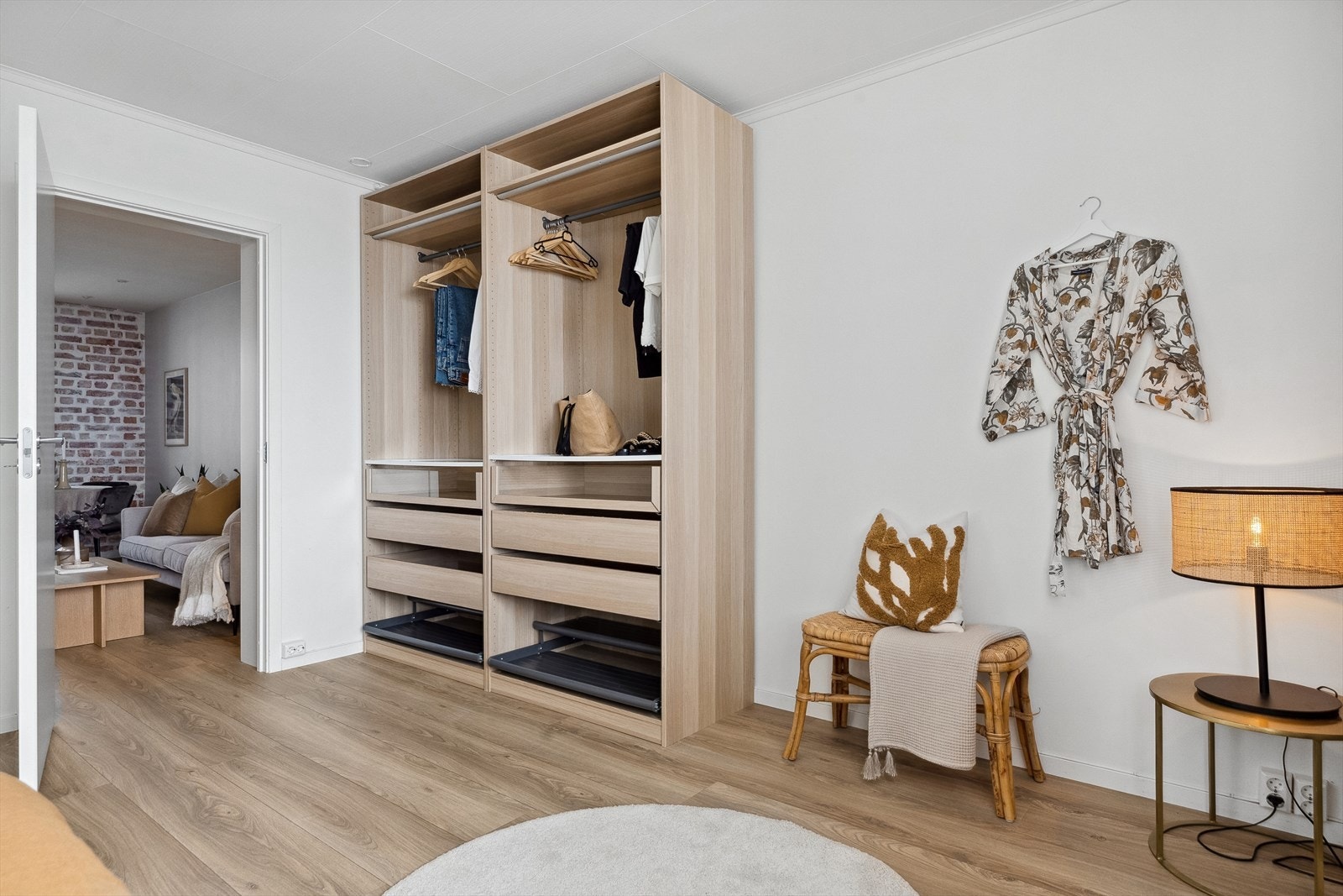 Praktisk garderobeløsning medfølger handelen. Galleribilde