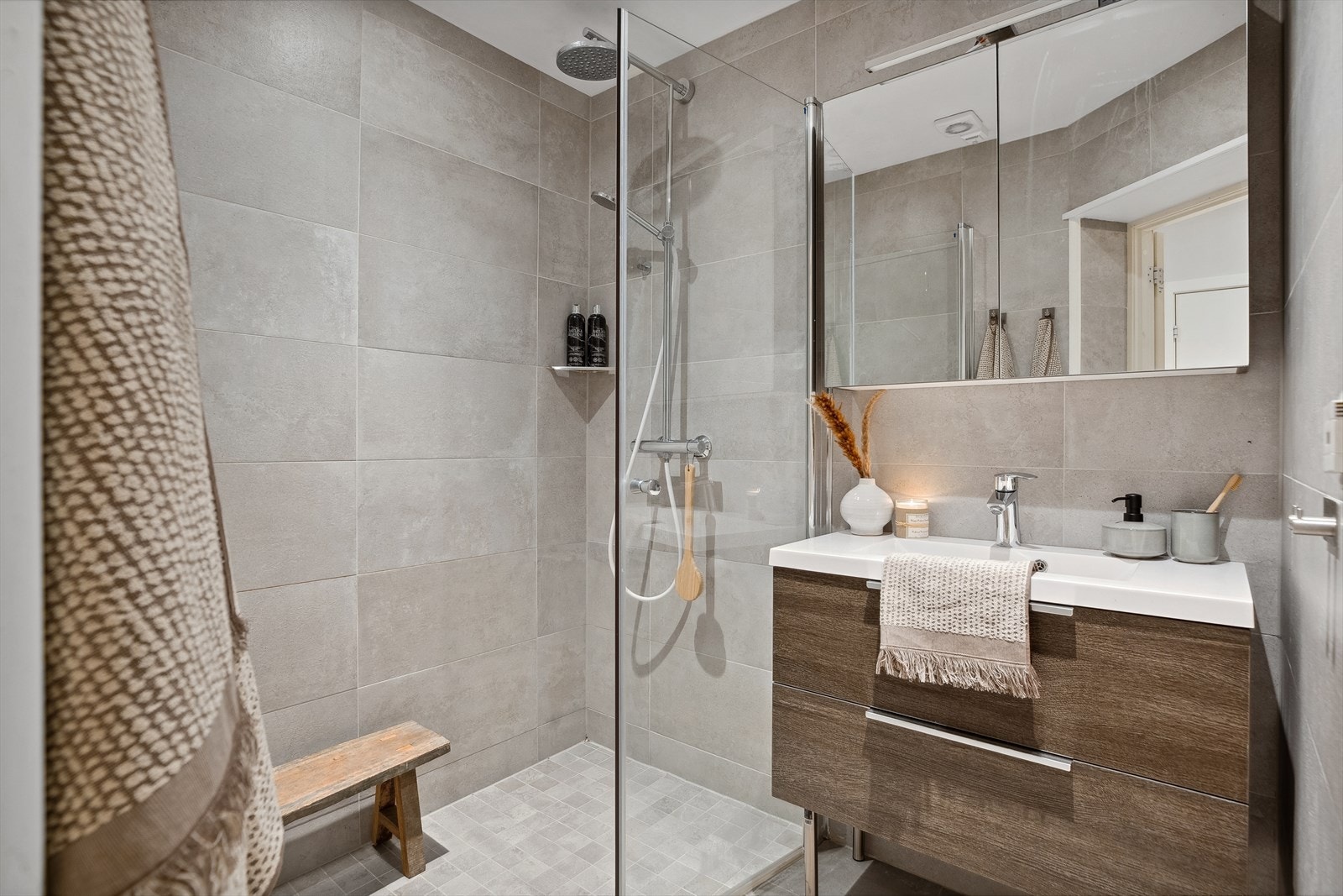 Baderommet er gjennomgående delikat i sin utførelse og utstyrt med mekanisk avtrekk. Takstmann har vurdert baderommet til TG1. Galleribilde