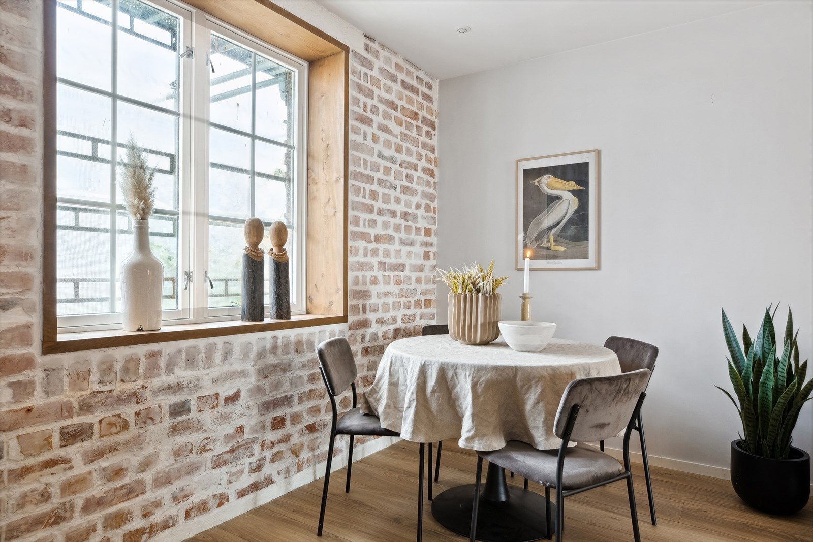 Leiligheten byr på stue og kjøkken i åpen løsning, og allrommet måler hele 22m². Her har du gode muligheter for møblering i ulike soner. Galleribilde