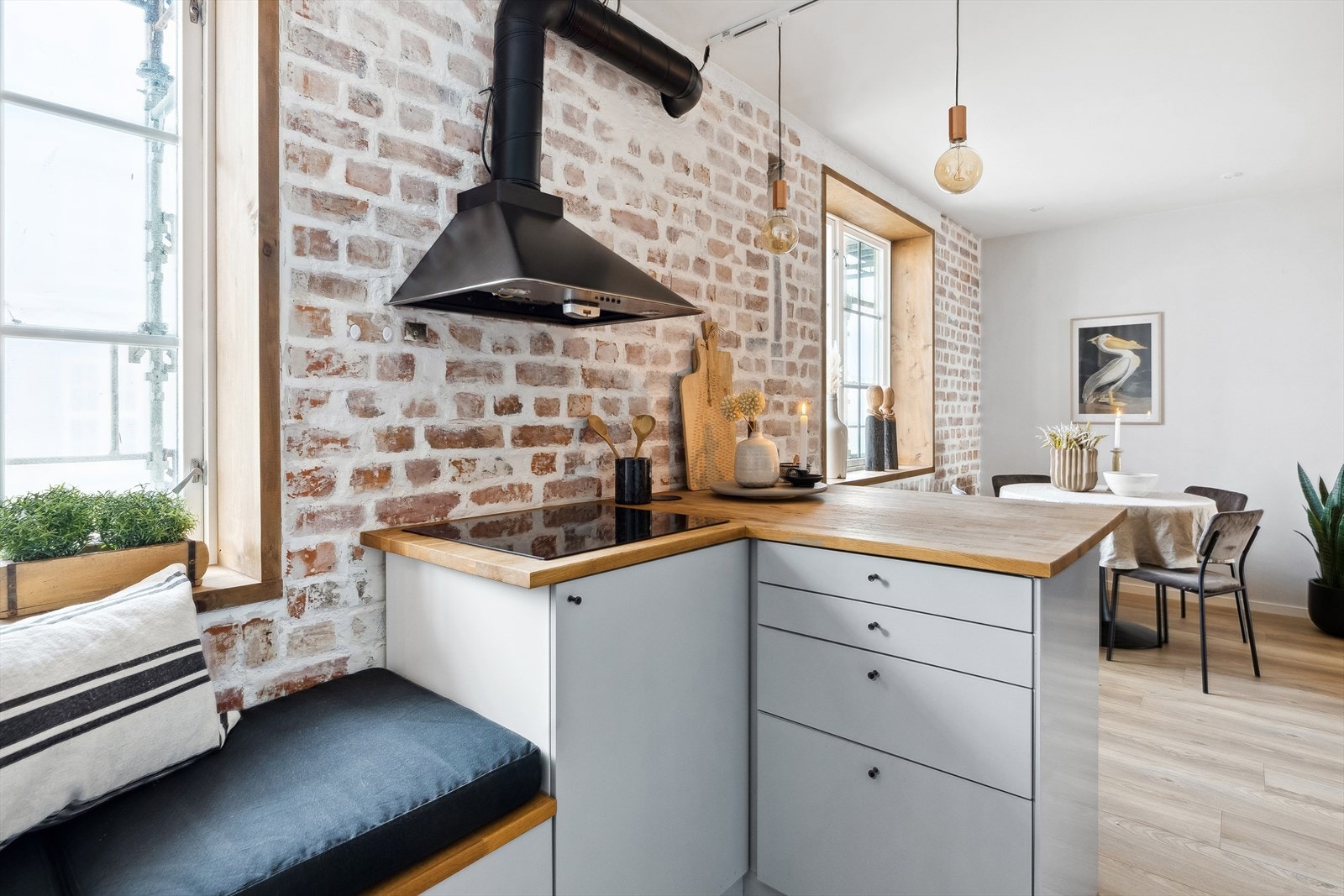 Det er installert mekanisk avtrekksvifte over stekesonen. Galleribilde