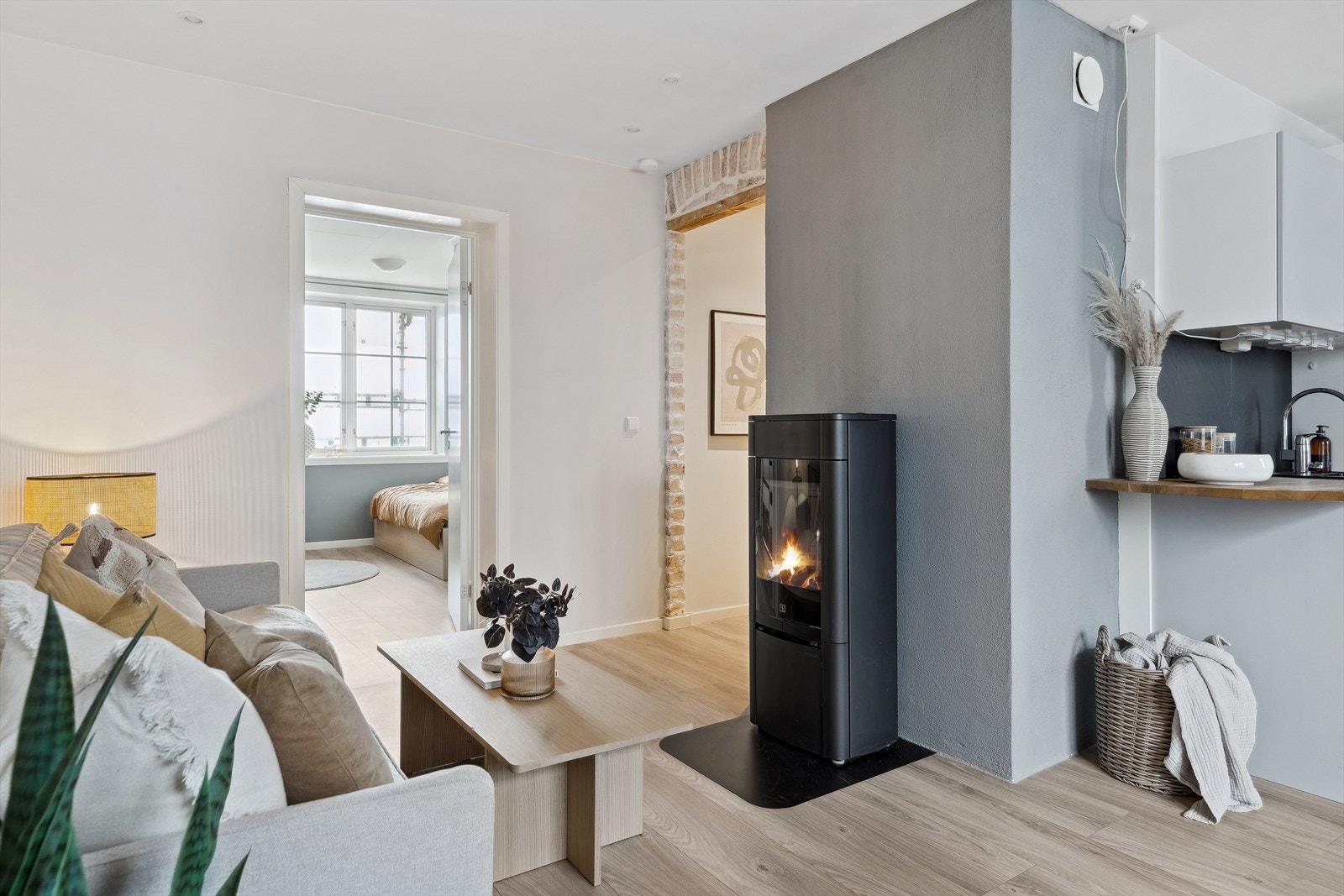 Leiligheten varmes opp via elektrisitet og vedfyring. Galleribilde