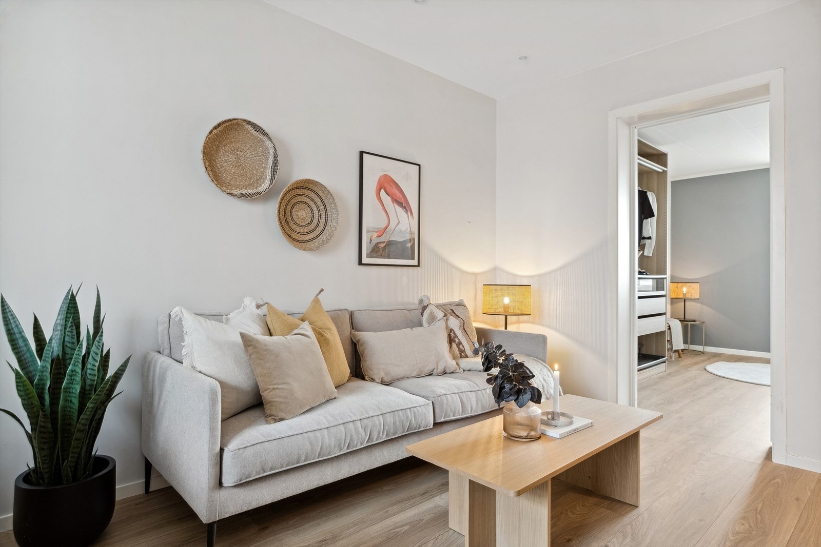 I klassisk bygårdsstil har leiligheten romslige rom, god takhøyde og dype vinduskarmer. Dette gir en luftig og romslig atmosfære. Galleribilde